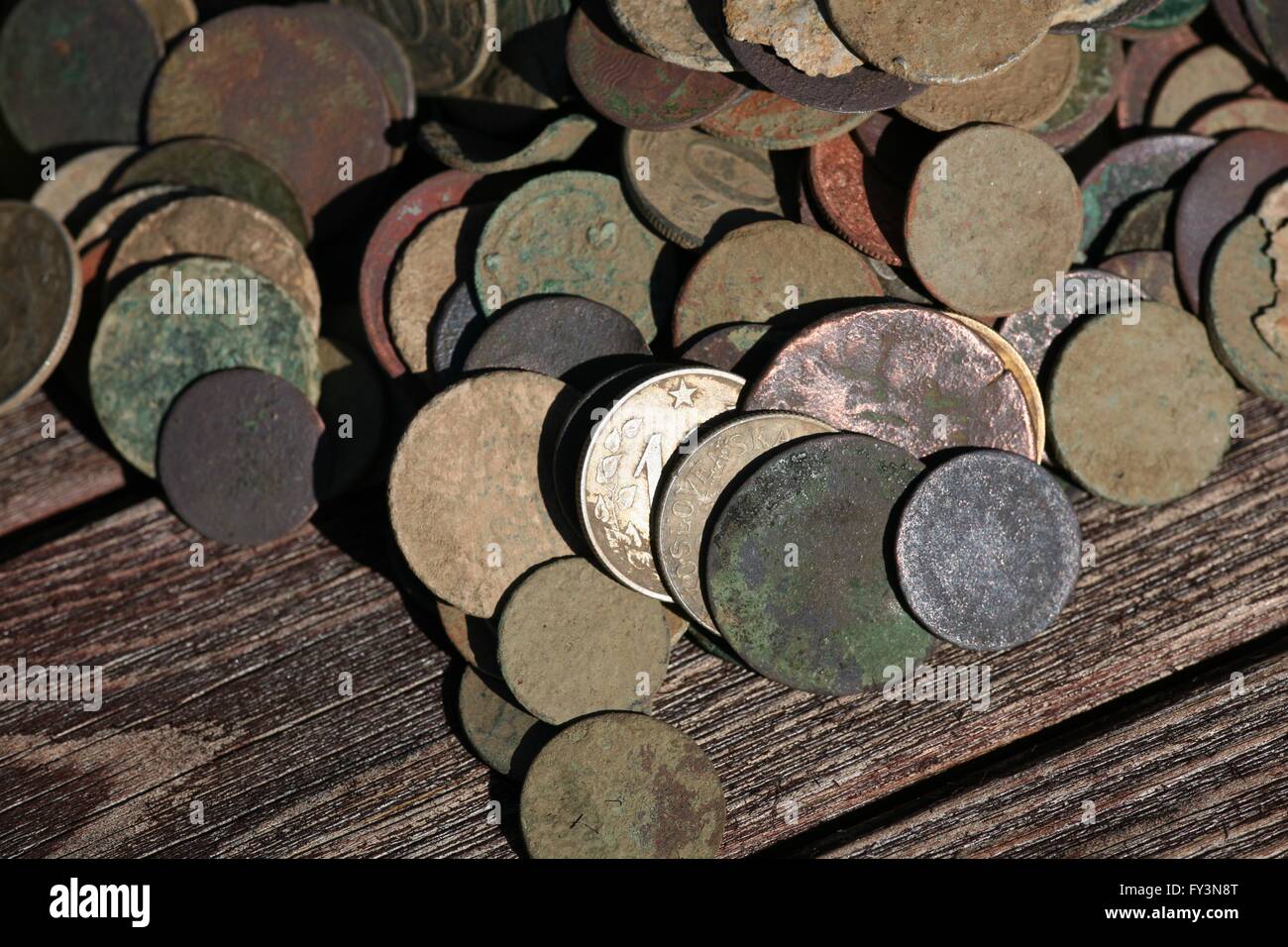 Vieilles pièces de monnaie sur la table en bois Banque D'Images