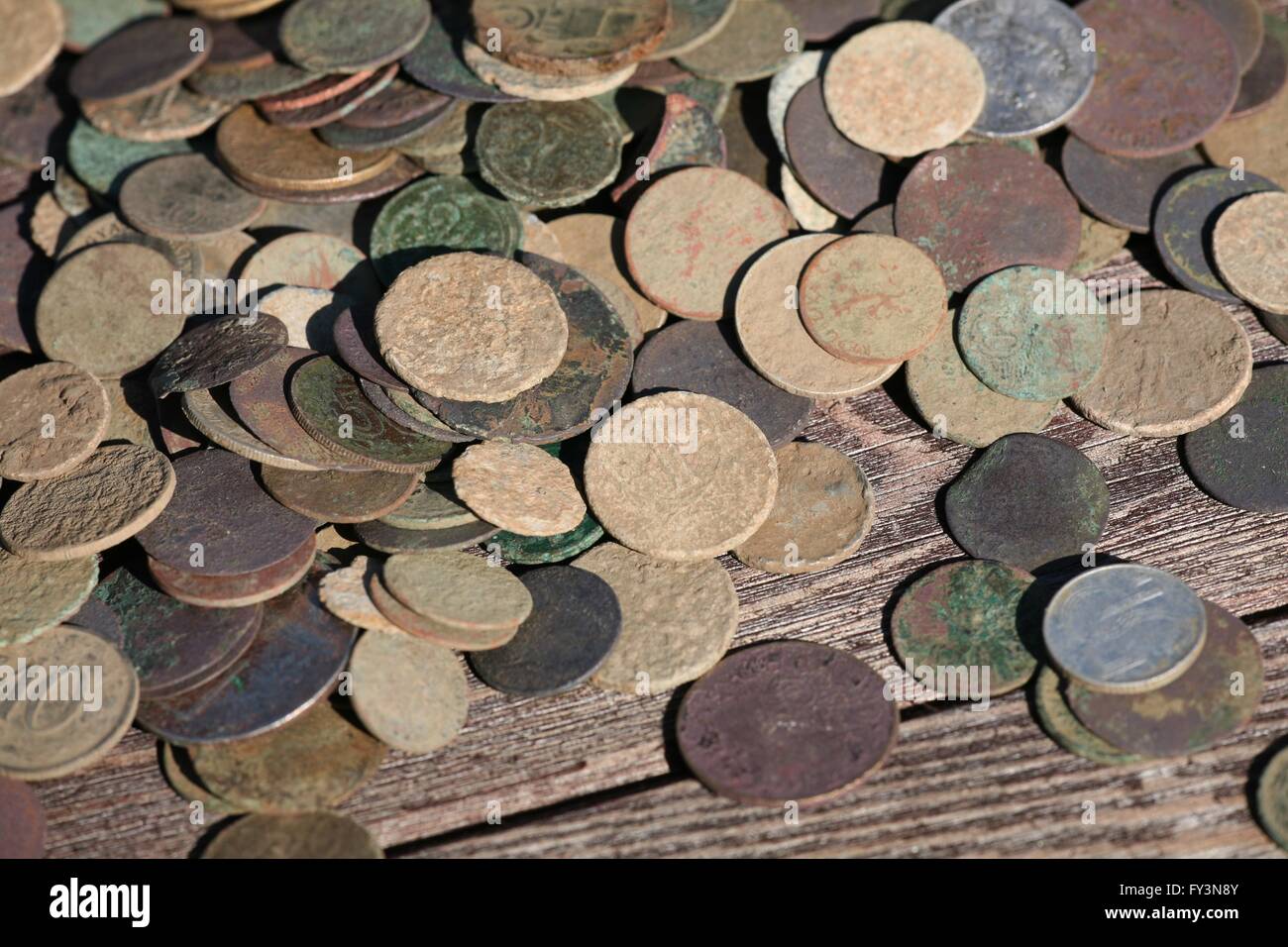 Vieilles pièces de monnaie sur la table en bois Banque D'Images