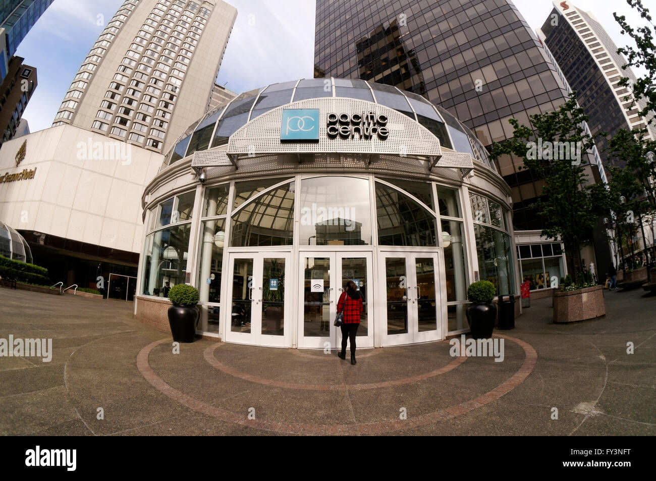 Vue de le dôme Fisheye entrée de Pacific Centre Shopping Mall, au centre-ville de Vancouver, BC, Canada Banque D'Images