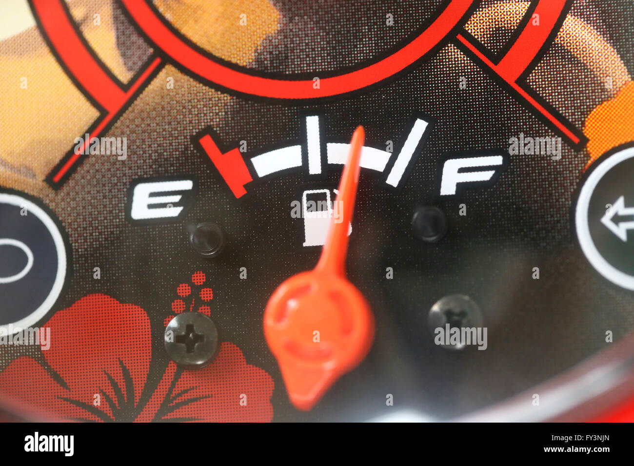 Jauge de carburant avec un avertissement indiquant la quantité de gaz du réservoir de carburant,jauge indiquant l'icône blanche pour station d'essence. Banque D'Images