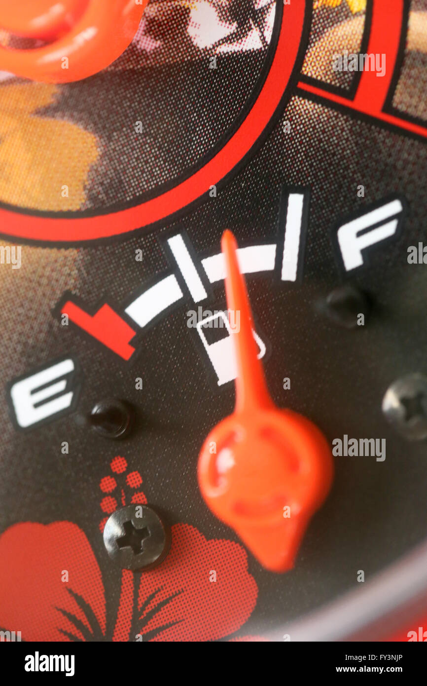 Jauge de carburant avec un avertissement indiquant la quantité de gaz du réservoir de carburant,jauge indiquant l'icône blanche pour station d'essence. Banque D'Images