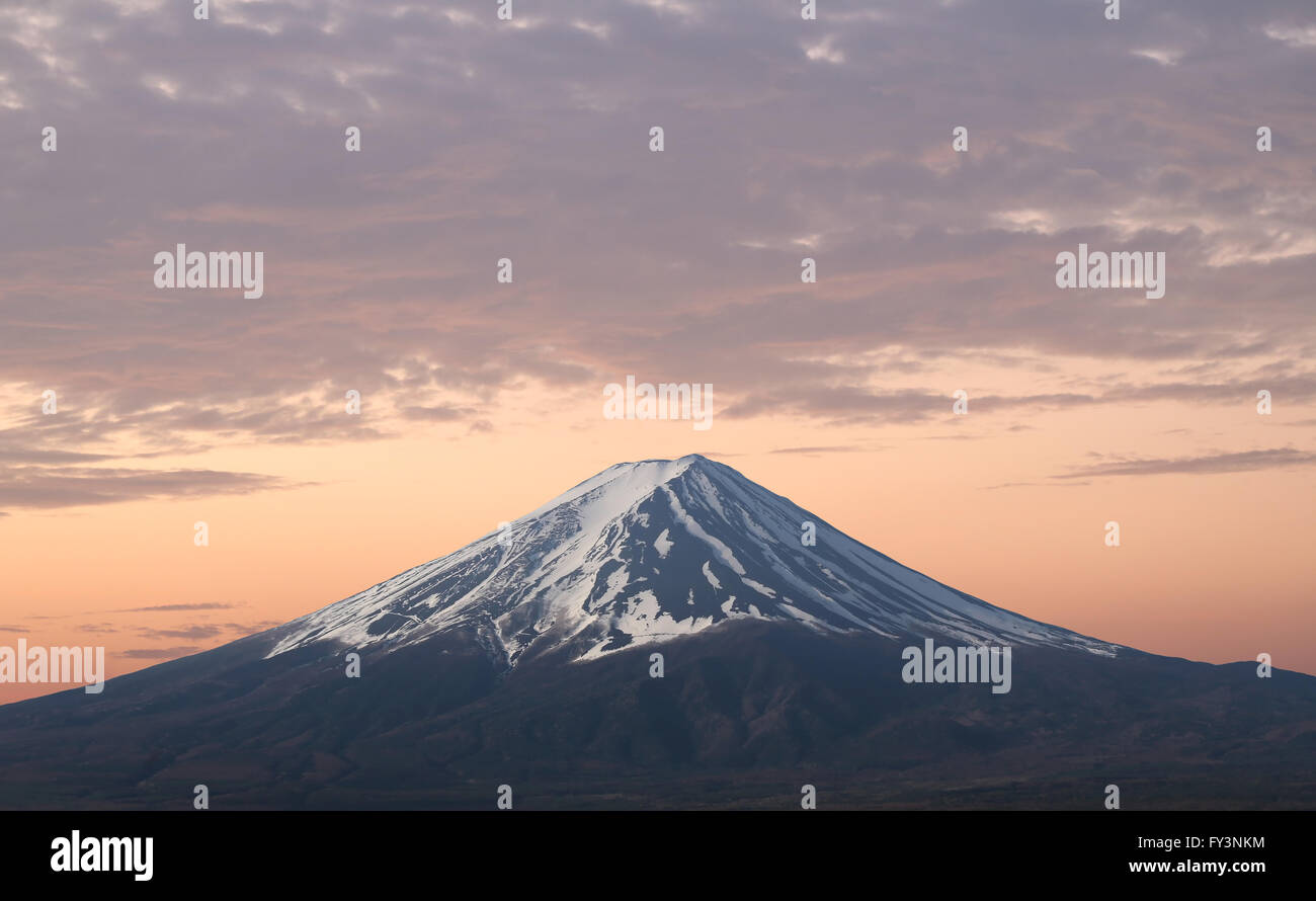 Le Mont Fuji de crépuscule du soir. Banque D'Images