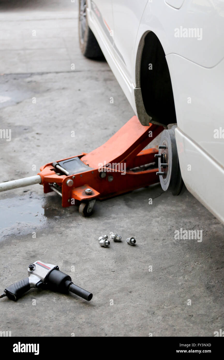 Réparation mécanique de véhicules à roues dans le garage. Banque D'Images