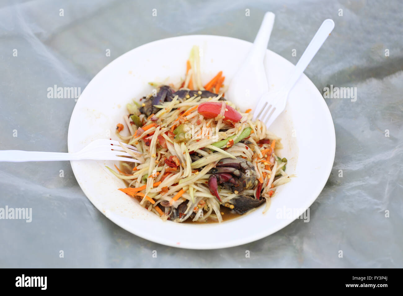 Salade de papaye (Som Tum) dans le plat,c'est un thaïlandais. Banque D'Images