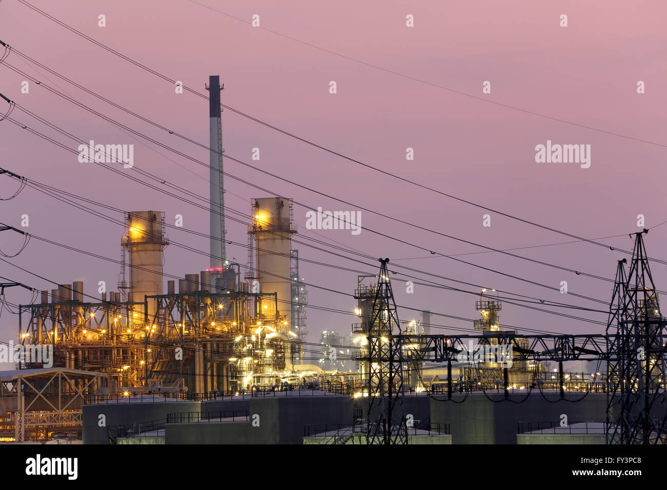 Raffinerie de pétrole dans la soirée,la photographie sur Twilight style. Banque D'Images