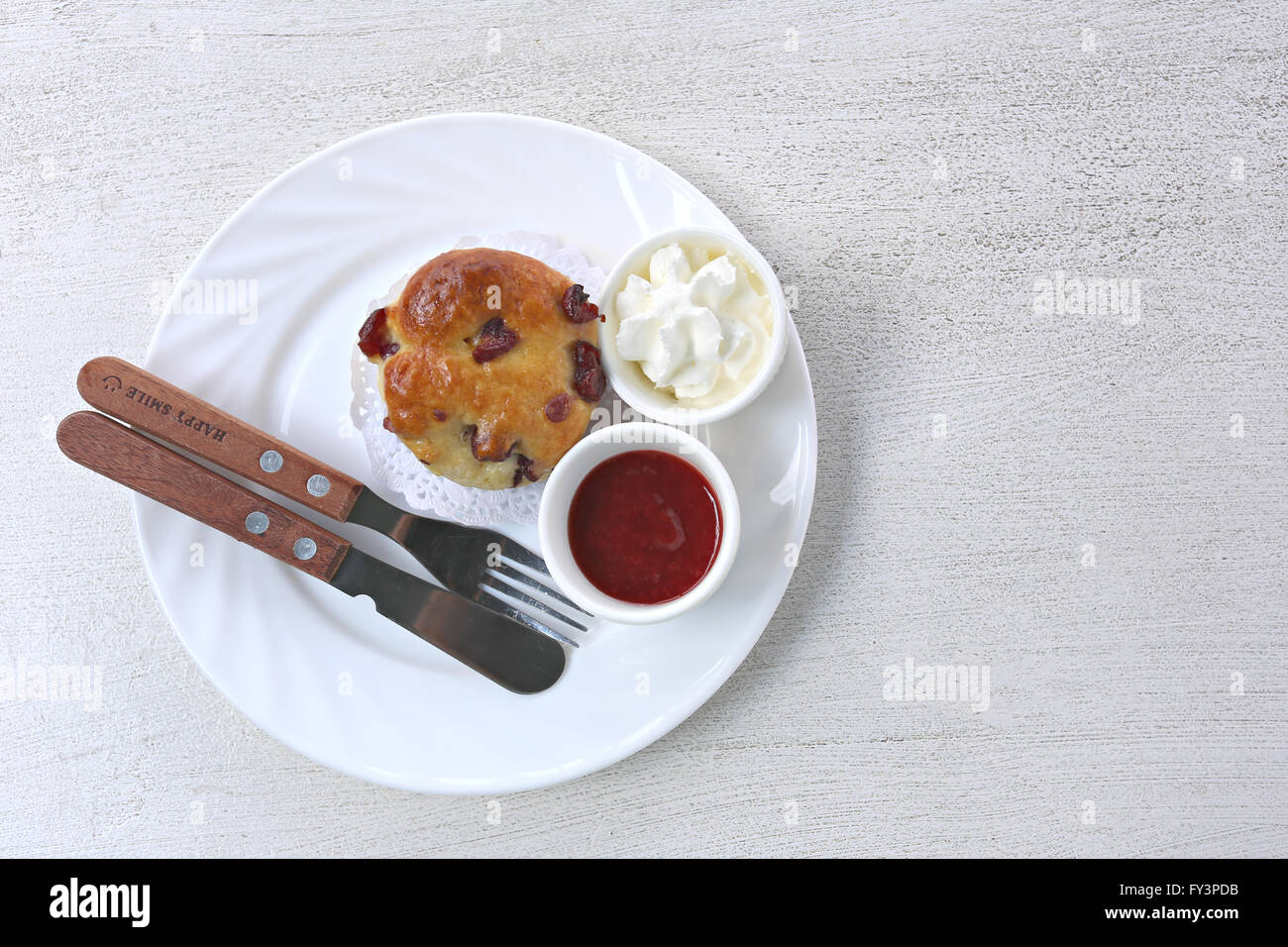 La confiture de fraise avec des muffins aux pépites de chocolat et noix de cuire le dessert. Banque D'Images