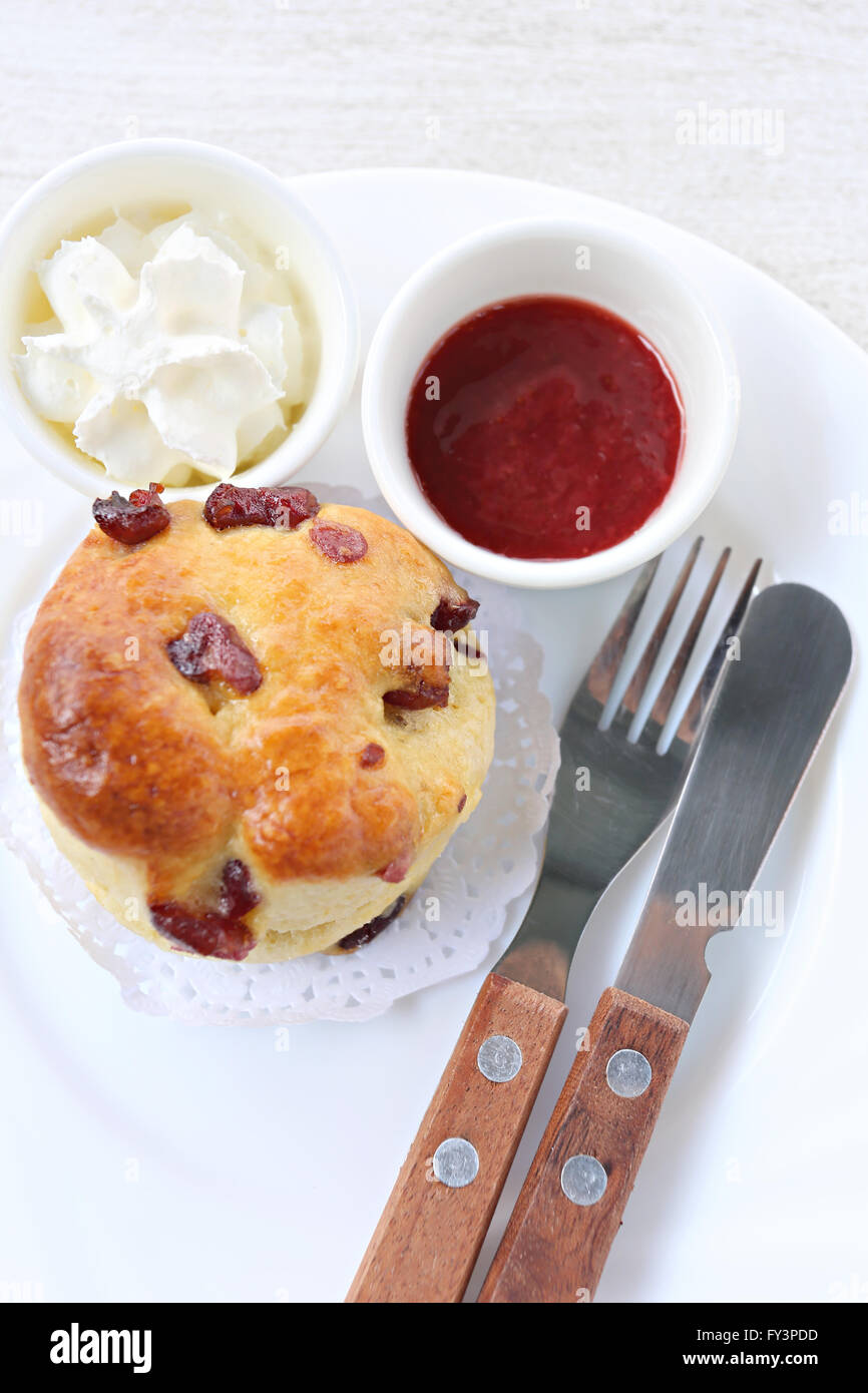 La confiture de fraise avec des muffins aux pépites de chocolat et noix de cuire le dessert. Banque D'Images