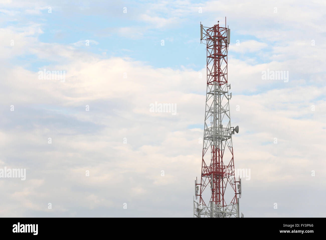 Pour les communications téléphoniques de l'antenne dans le ciel 24. Banque D'Images