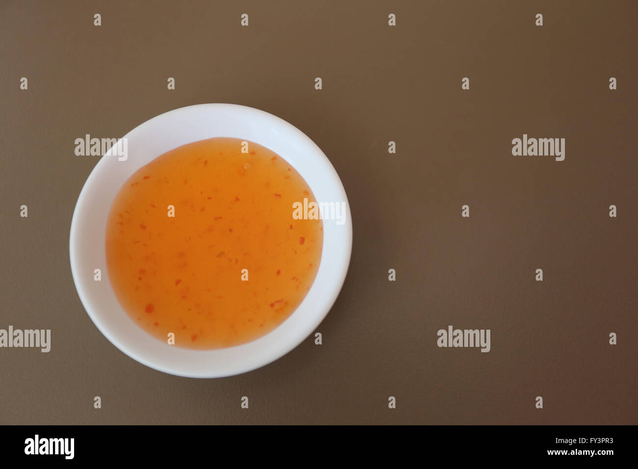 Tasse de sauce chili sur une table dans un restaurant. Banque D'Images