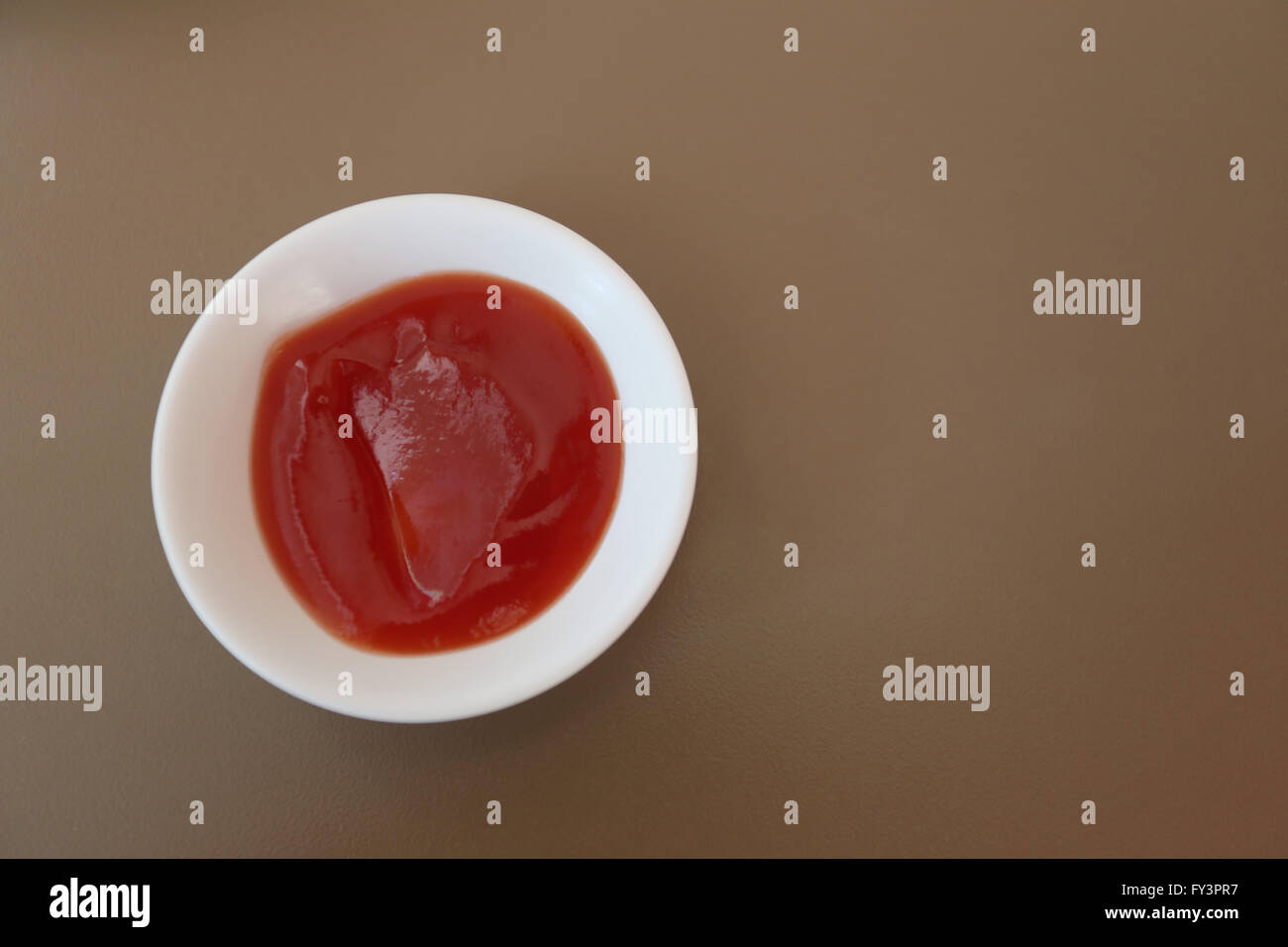 Tasse de sauce tomate sur une table dans un restaurant. Banque D'Images
