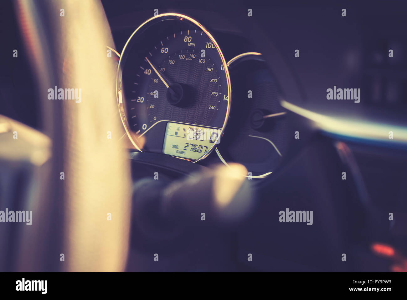 Tableau de bord de voiture aux tons vintage avec 99 degrés Fahrenheit la température, faible profondeur de champ. Banque D'Images