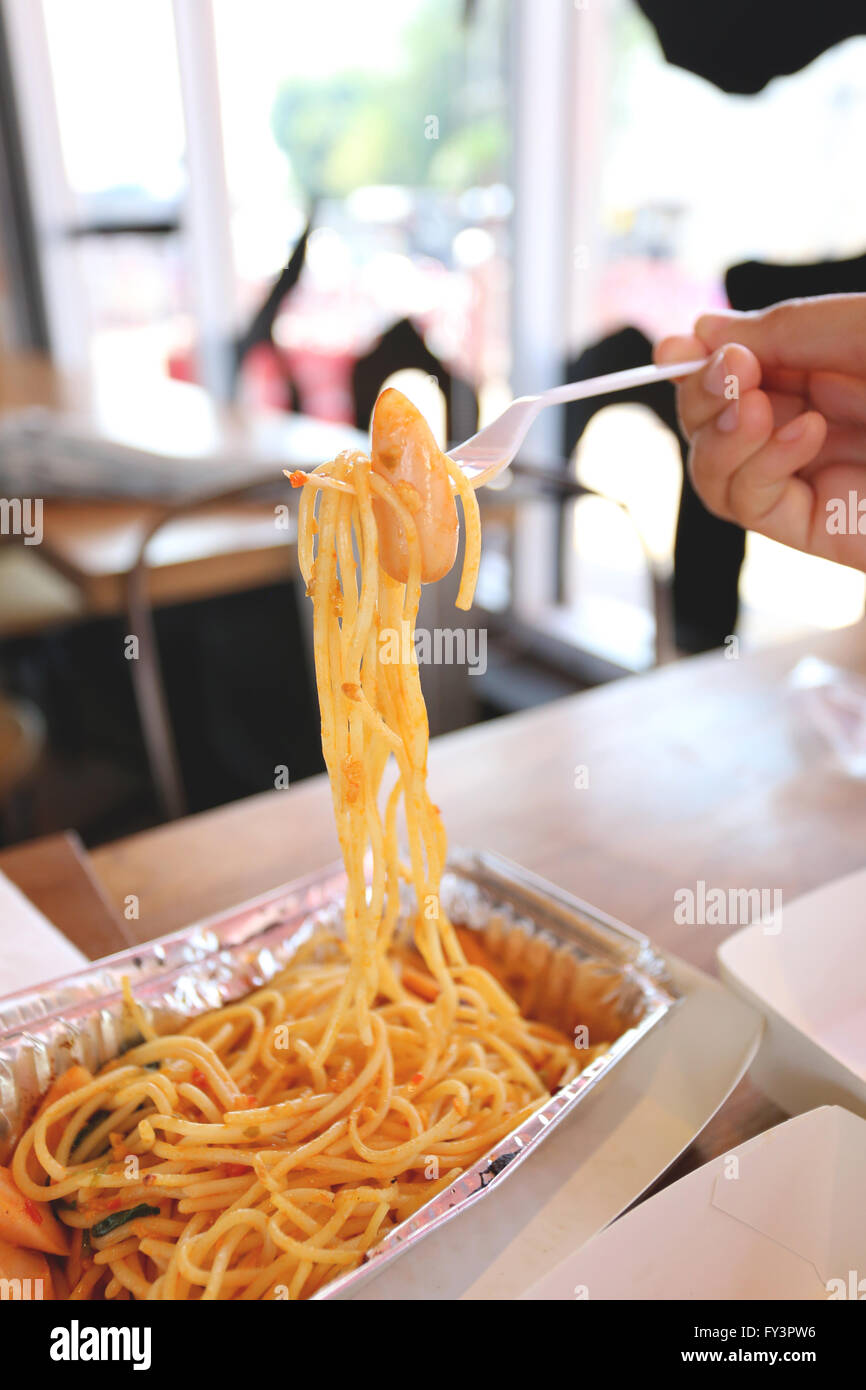 Les spaghetti pour le déjeuner dans un restaurant. Banque D'Images