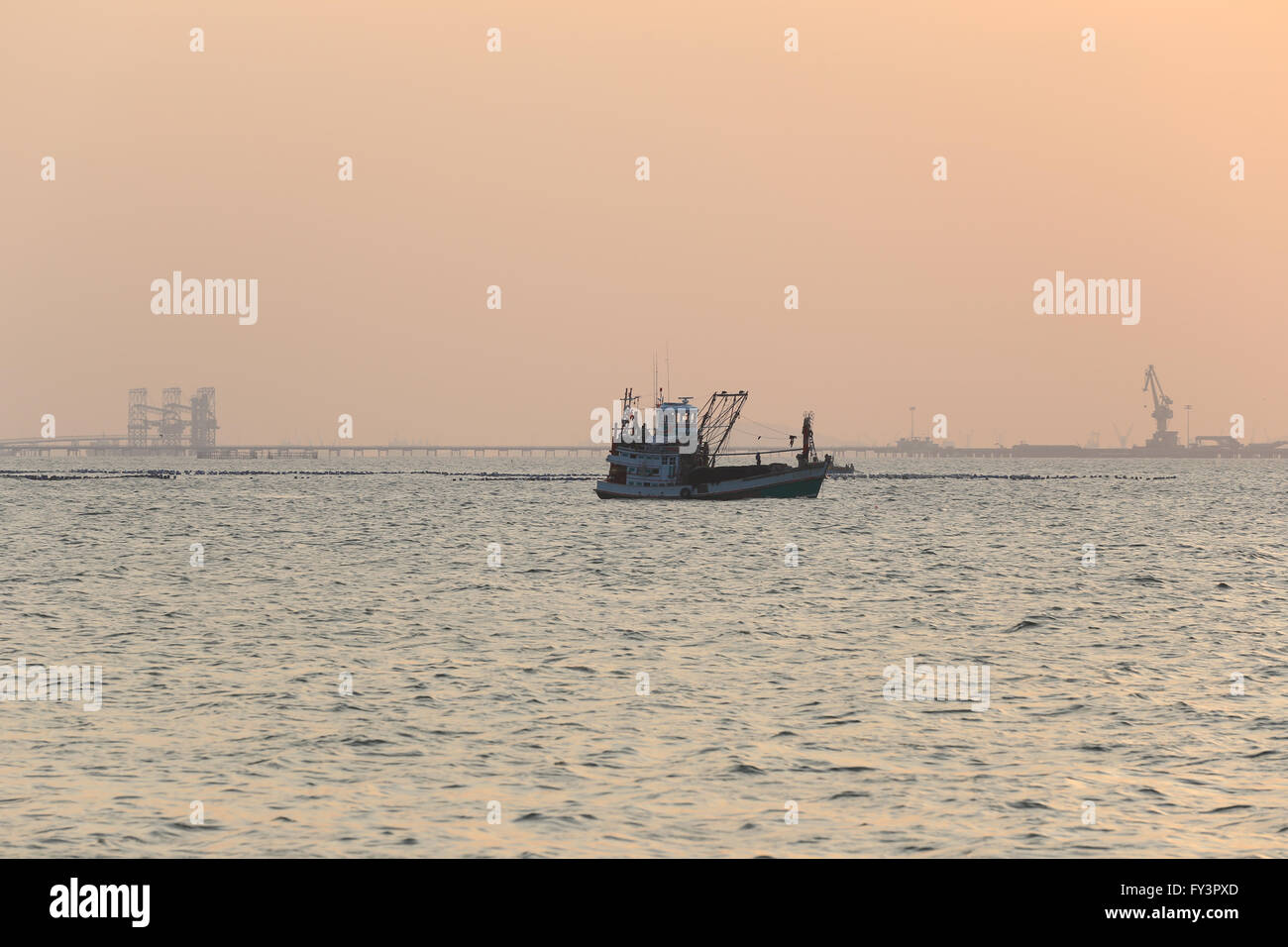 Bateaux de pêche dans la mer au cours de la soirée,pêcheurs thaïlandais. Banque D'Images