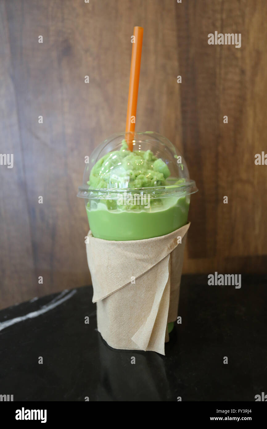 Cool boissons Thé vert dans un verre sur une table, au café. Banque D'Images