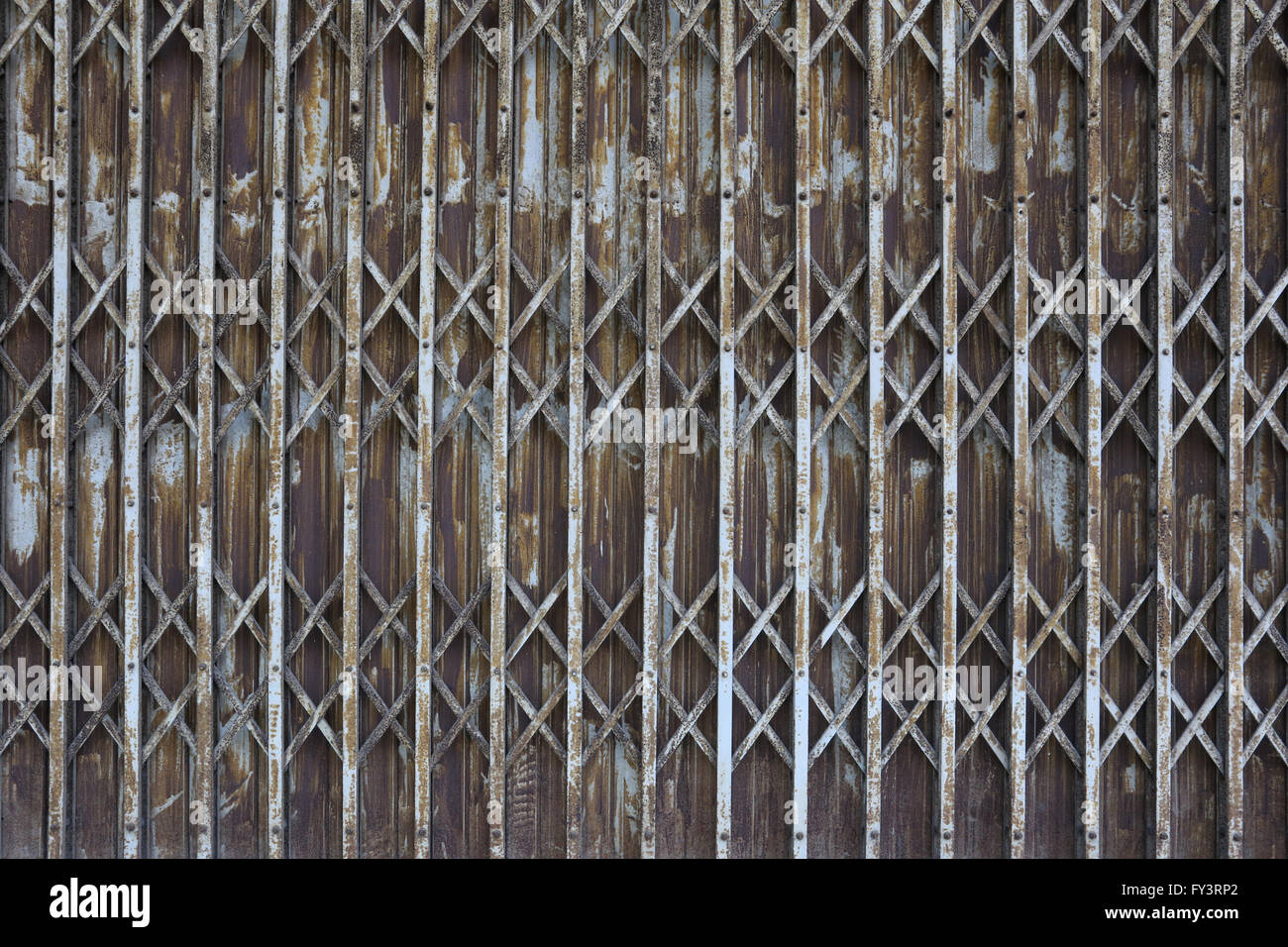 Vieux fer rouillé porte de maison abandonnée et se détériorer, pour la conception de fond. Banque D'Images