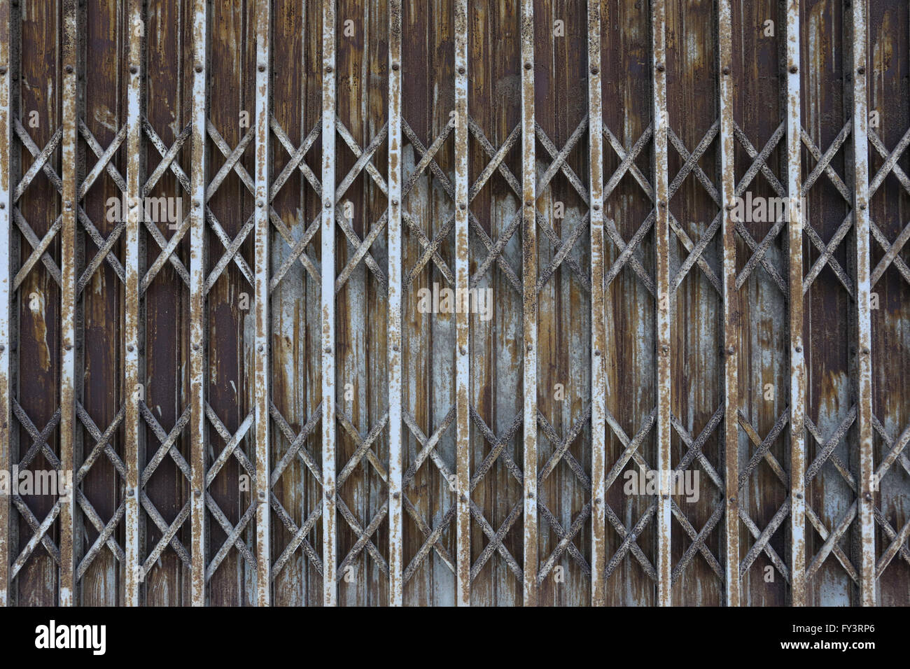 Vieux fer rouillé porte de maison abandonnée et se détériorer, pour la conception de fond. Banque D'Images