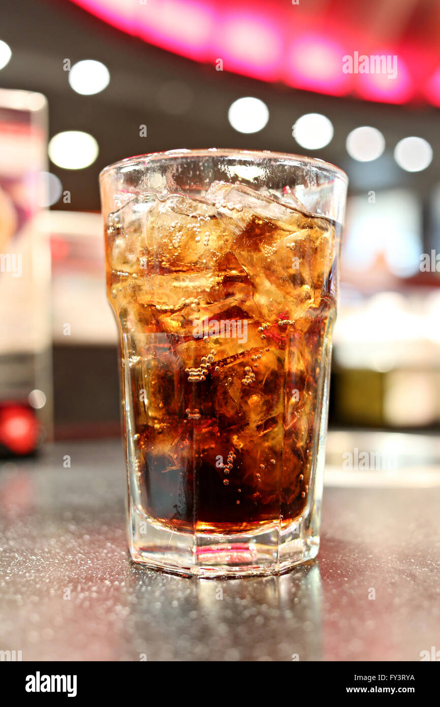 Verre de cola sur une table dans un restaurant,boissons soda pour étancher la soif. Banque D'Images