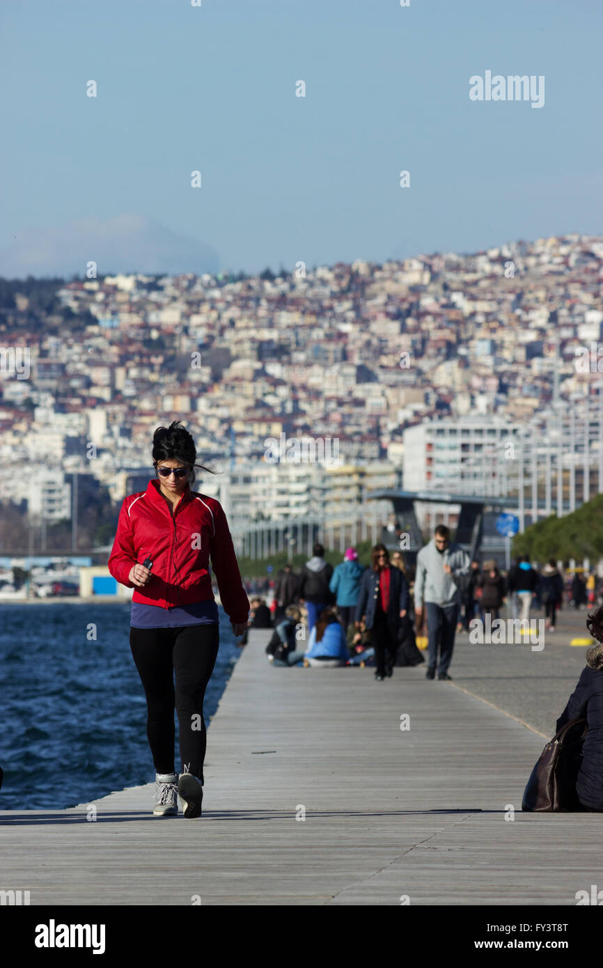 Femme portant des vêtements de jogging sports en journée à la promenade de Thessalonique, Grèce. Banque D'Images