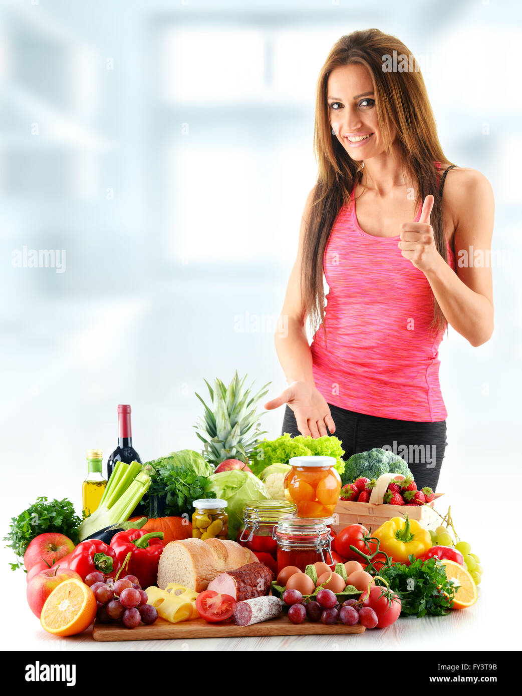 Jeune femme avec un assortiment de produits alimentaires biologiques. Alimentation équilibrée Banque D'Images