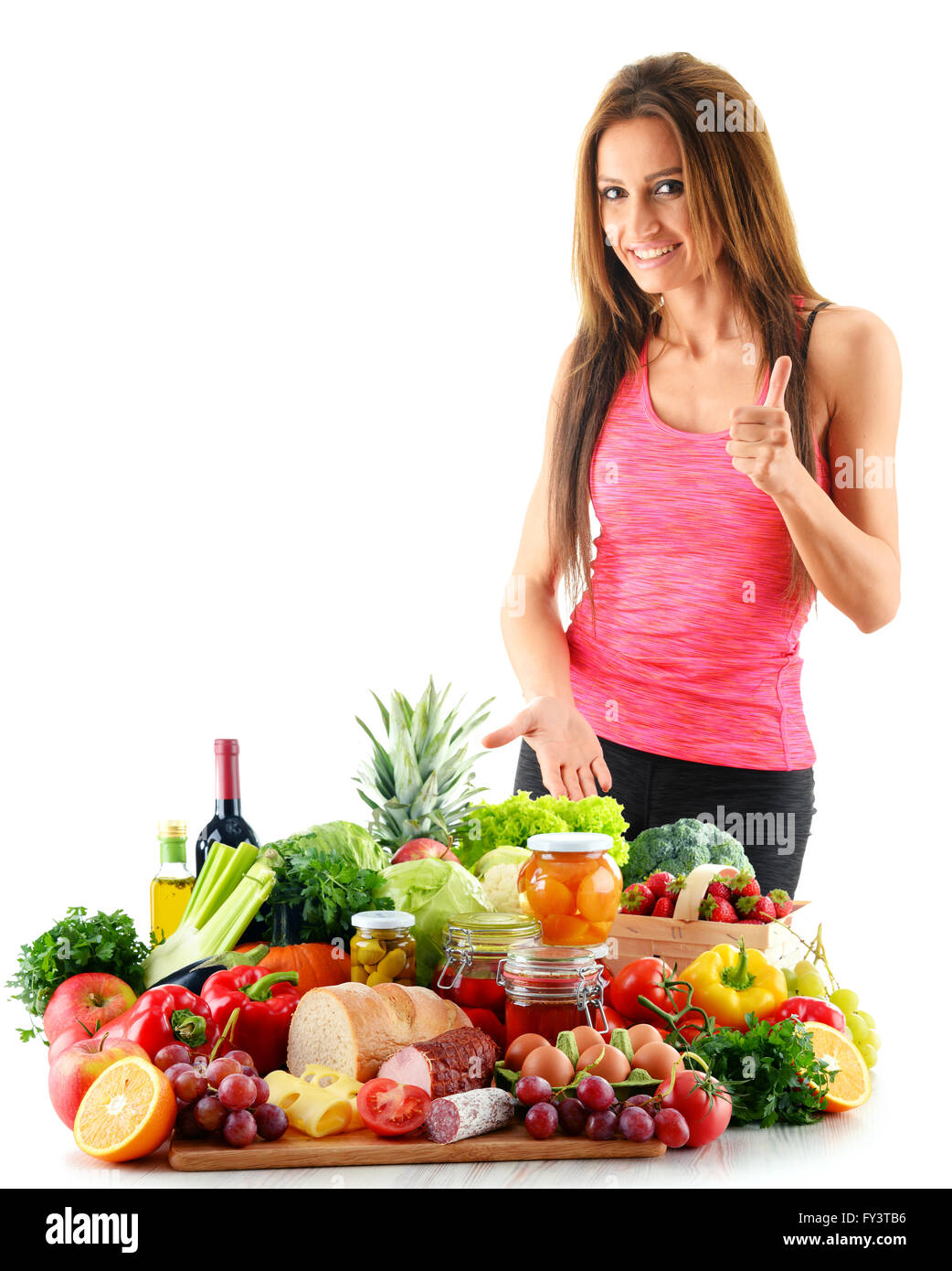 Jeune femme avec un assortiment de produits alimentaires biologiques. Alimentation équilibrée Banque D'Images