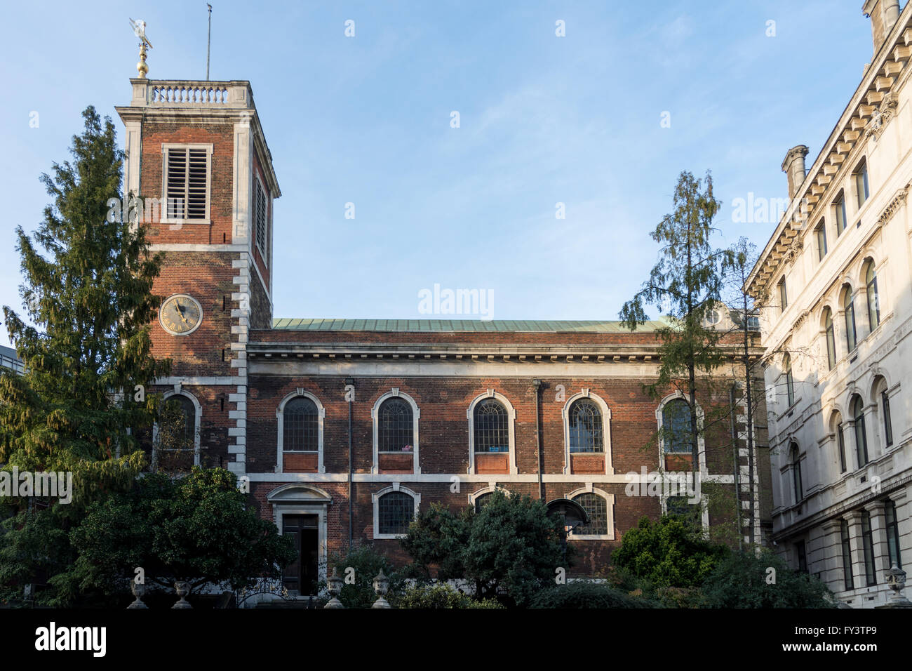 St Andrew par l'Église armoire vue avant Banque D'Images