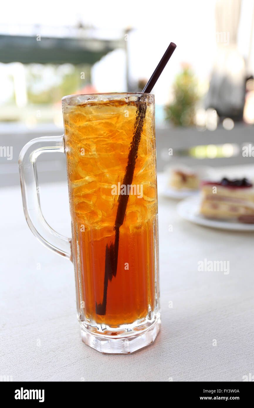 Le thé glacé et le tube blanc en verre sur la table de café. Banque D'Images