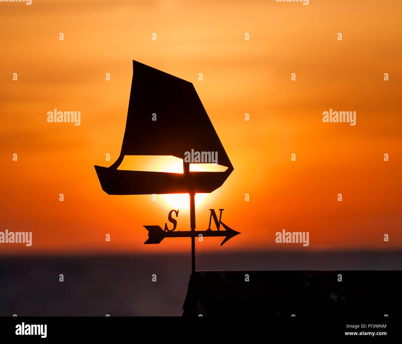 Silhouette d'un bateau sur une girouette contre le coucher du soleil avec la mer en arrière-plan, Oland / Öland, Suède. La Scandinavie. Banque D'Images