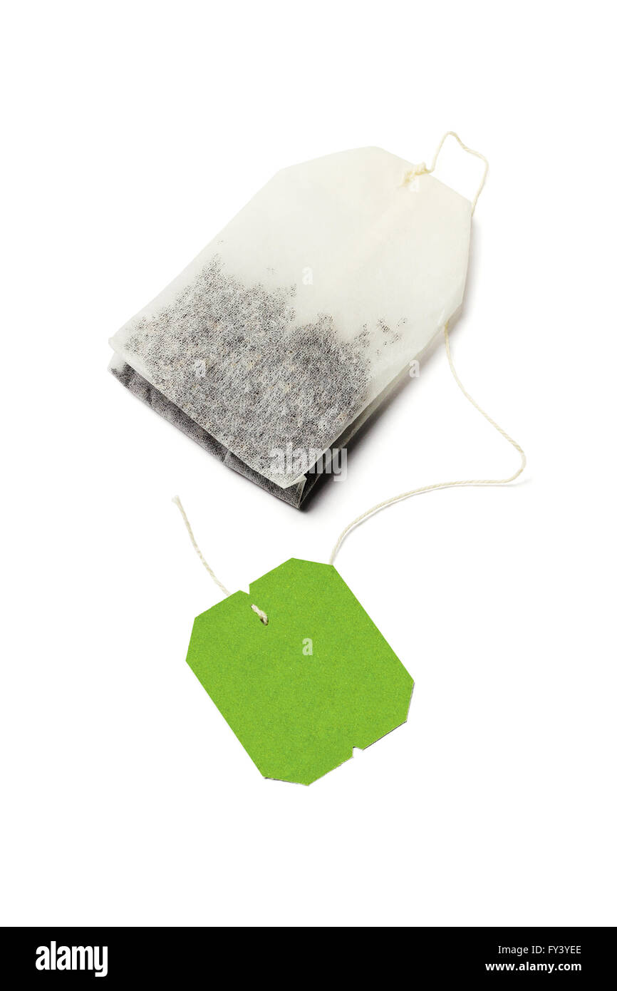 Sachet de thé vert avec étiquette vierge sur fond blanc Banque D'Images