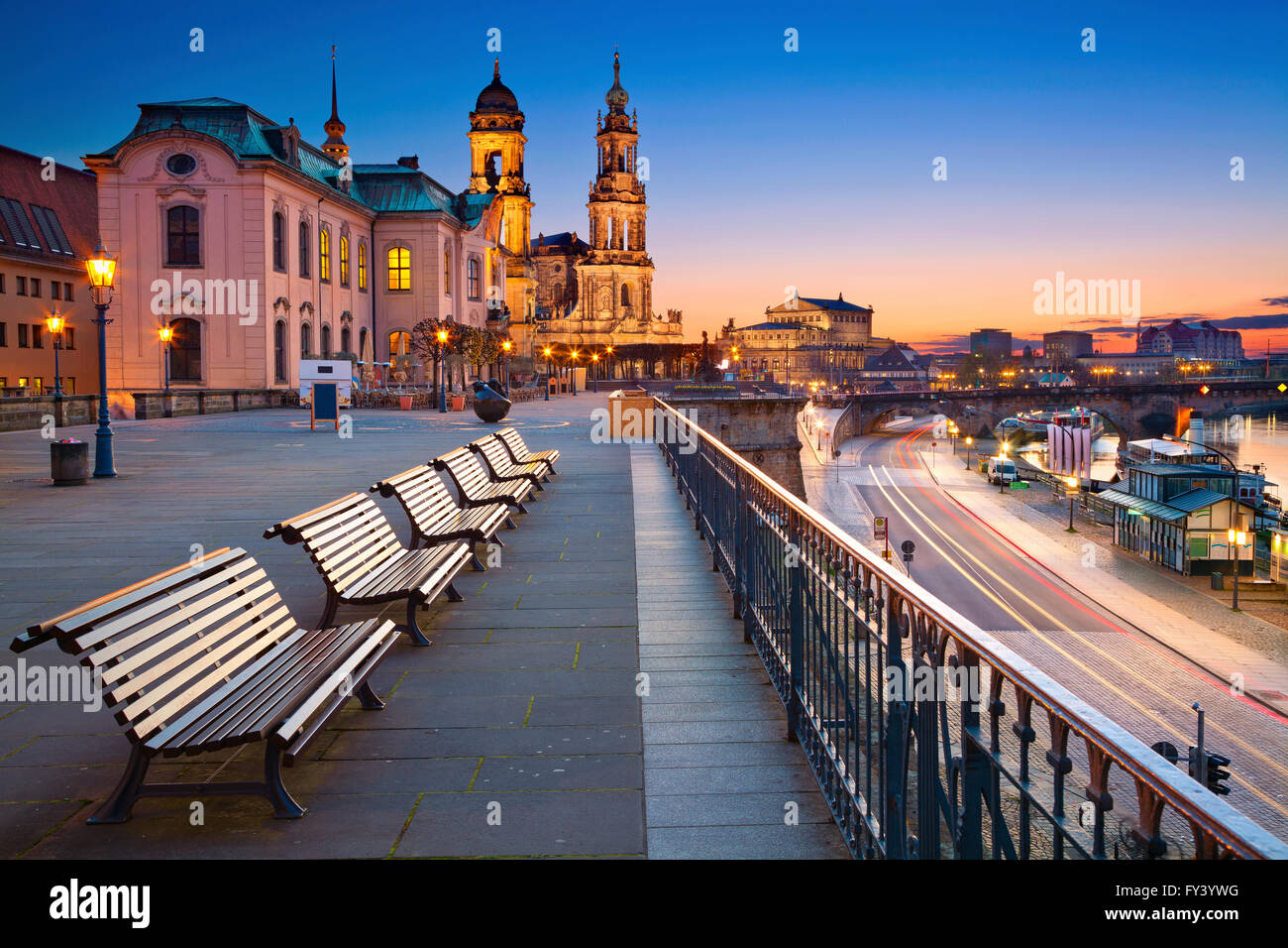 Dresde. Image de Dresde, Allemagne pendant le crépuscule heure bleue. Banque D'Images