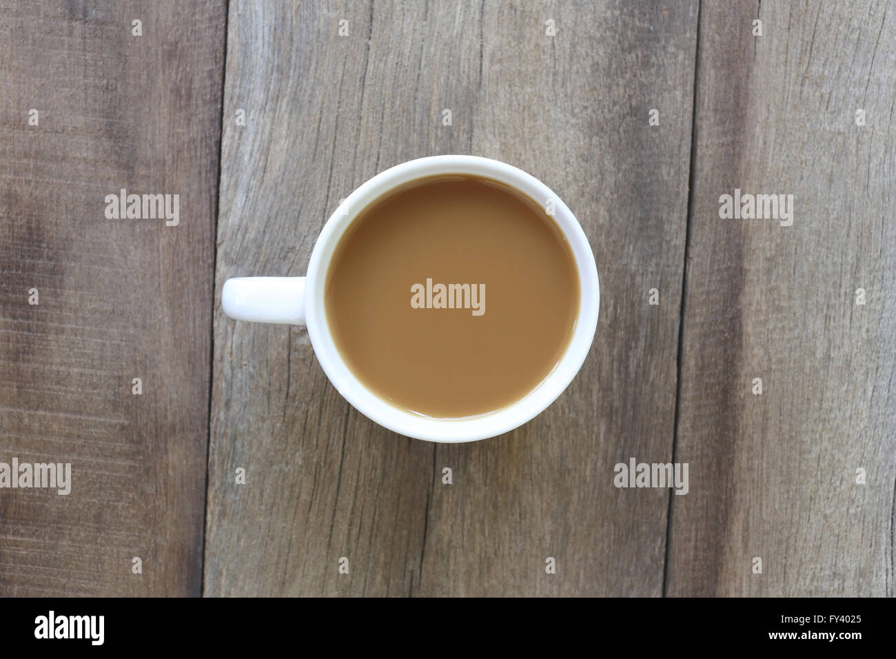 Tasse de café blanc placé sur l'ancien plancher en bois,Design pour boire de la caféine. Banque D'Images