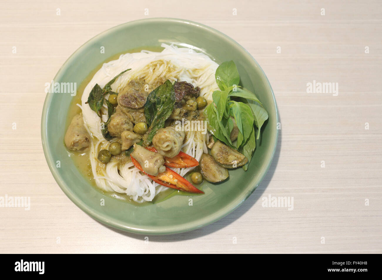 Poulet au Curry nouilles (KHANOM CHIN) avec des légumes. Banque D'Images