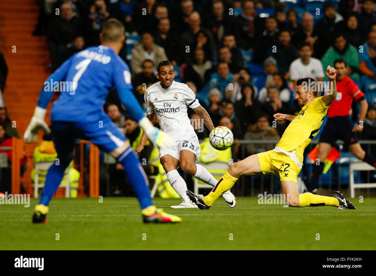 20.04.2016. Madrid, Espagne. Danilo Luiz da Silva (23) Real Madrid contesté par Sergio Asenjo Andrés (1) Villerreal CF et Bruno Soriano Llid&# x143 ; (21) Villerreal FC. La Liga match de football entre le Real Madrid et FC Villerreal au Santiago Bernabeu à Madrid, Espagne, le 20 avril 2016 . Banque D'Images