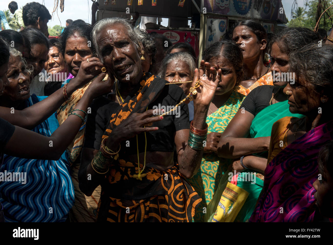 Tamil Nadu, Inde. 20 avr, 2016. Les dévots Aravaan Hijra sur la décapitation par Kali, Jour de compassion pour les Koovagam Festival Crédit : FO Billet/Alamy Live News Banque D'Images