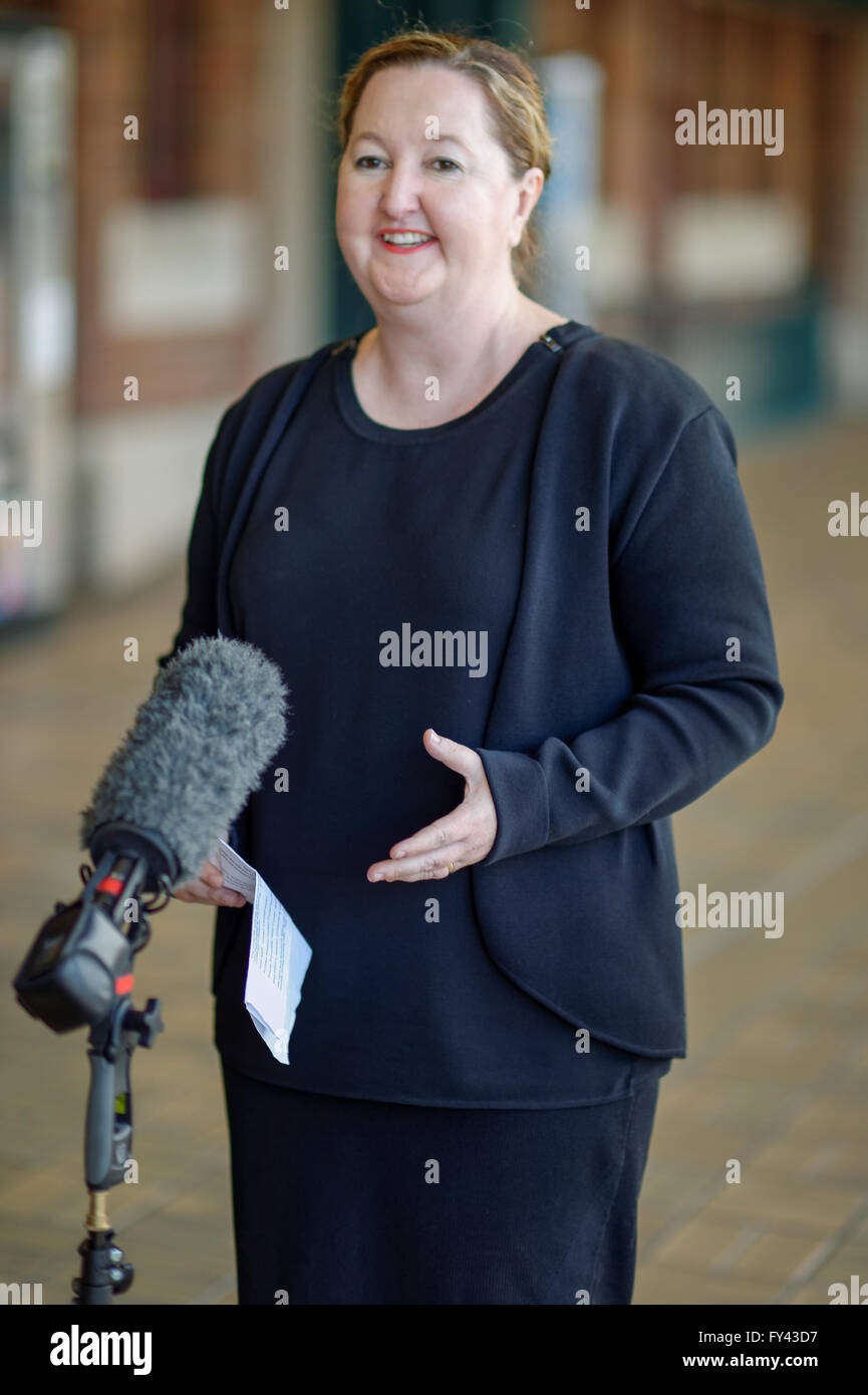 Sydney, Australie. Apr 21, 2016. Lisa Havila, Directeur, Carriageworks parle aux médias à l'annonce de 'l'art australien National : nouvelle série de l'exposition. Trois des institutions culturelles de premier plan de Sydney, l'Art Gallery of New South Wales (Carriageworks AGNSW), et le Musée d'art contemporain en Australie (MCA), a annoncé l'exposition en partenariat à l'art australien contemporain se déroulent sur une période de six ans. © Hugh Peterswald/Pacific Press/Alamy Live News Banque D'Images