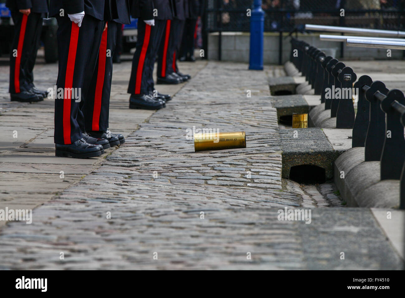 Londres, Royaume-Uni. 21 avril, 2016. London 21 avril 2016 - l'Artillerie royale marque la Sa Majesté la reine 90e anniversaire avec une salve de 62 à la Tour de Londres. Les trois armes à feu cérémoniel L118, semblables à celles utilisées dans les années récentes en Afghanistan, sont utilisés pour tirer une salve de 62 à travers la Tamise, donnant sur le HMS Belfast, à des intervalles de dix secondes. Credit : Dinendra Haria/Alamy Live News Banque D'Images