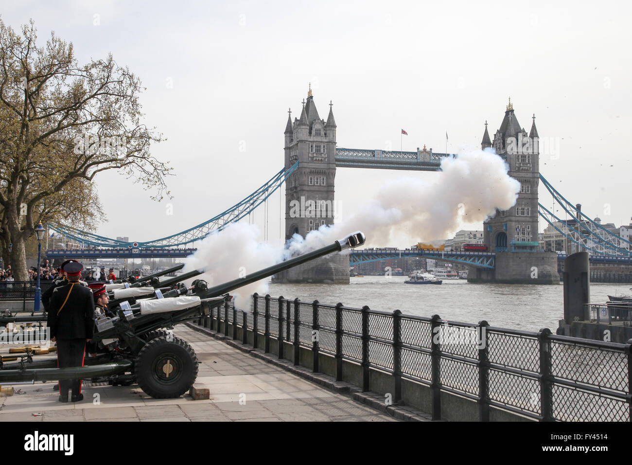 Londres, Royaume-Uni. 21 avril, 2016. London 21 avril 2016 - l'Artillerie royale marque la Sa Majesté la reine 90e anniversaire avec une salve de 62 à la Tour de Londres. Les trois armes à feu cérémoniel L118, semblables à celles utilisées dans les années récentes en Afghanistan, sont utilisés pour tirer une salve de 62 à travers la Tamise, donnant sur le HMS Belfast, à des intervalles de dix secondes. Credit : Dinendra Haria/Alamy Live News Banque D'Images