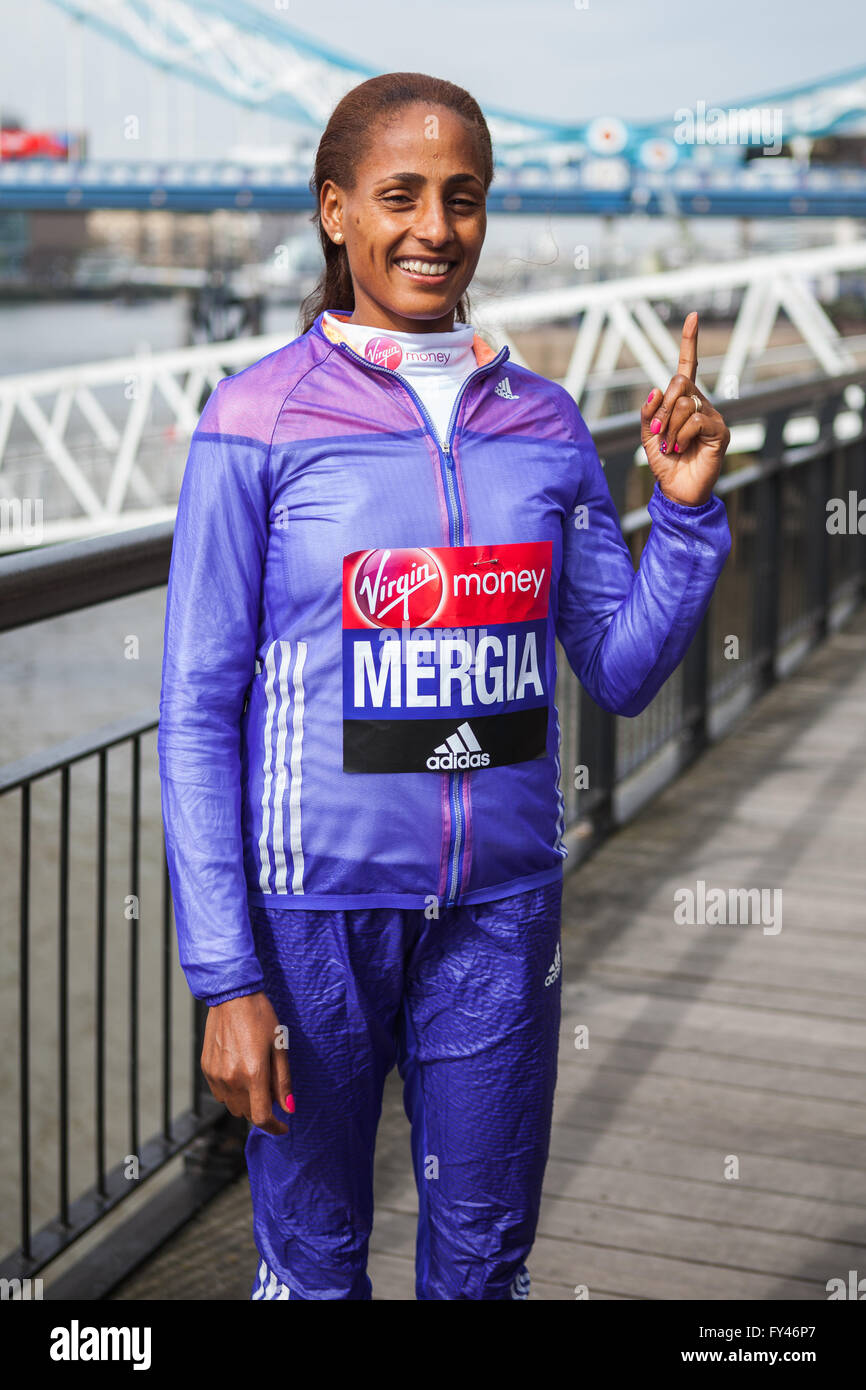 Londres, Royaume-Uni. 21 avril 2016. Aselefech Mergia marathonien éthiopien lors de la presse photocall devant la Vierge de l'argent dimanche Marathon de Londres. Le coureur fait le geste oneinamillion # que le millionième finition puisse franchir la ligne d'arrivée cette année au Marathon de Londres Virgin. Credit : Elsie Kibue / Alamy Live News Banque D'Images