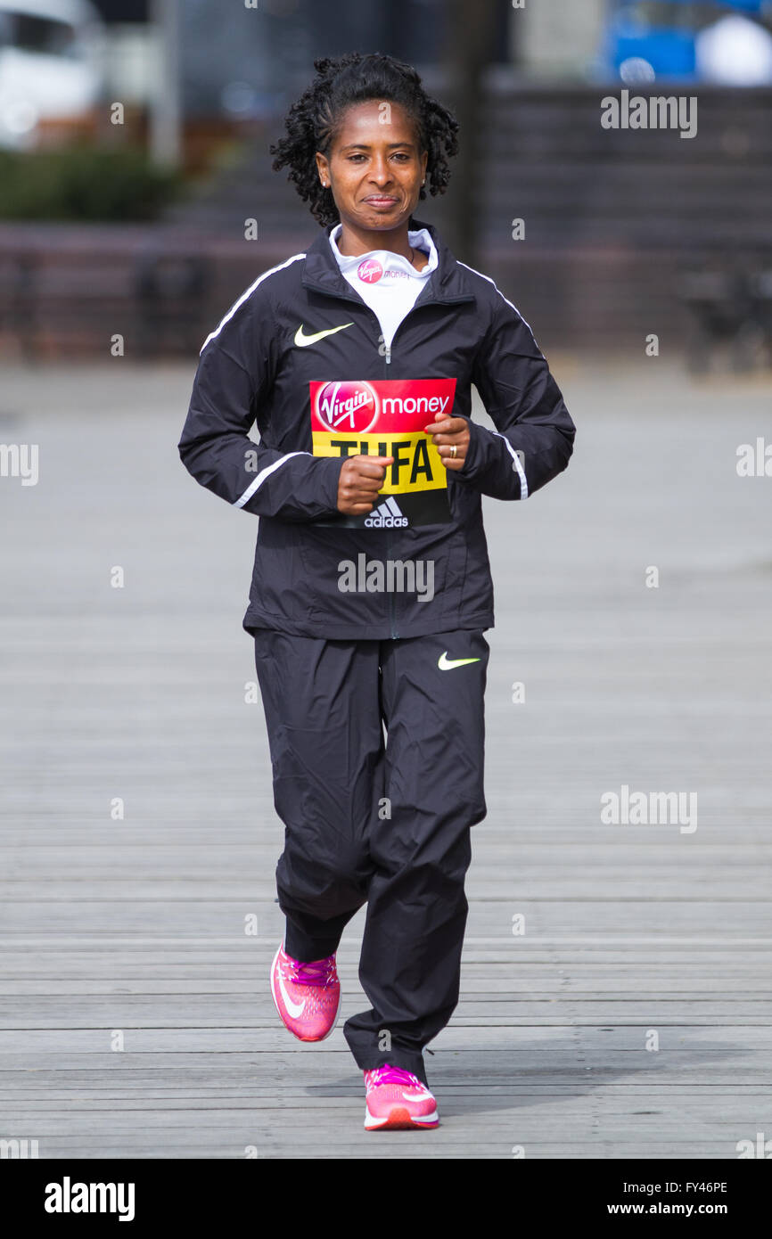 Londres, Royaume-Uni. 21 avril 2016. Marathonien éthiopien et champion Tigist Tufa durant la presse photocall à l'avance du dimanche Marathon de Londres Virgin Money. Credit : Elsie Kibue / Alamy Live News Banque D'Images