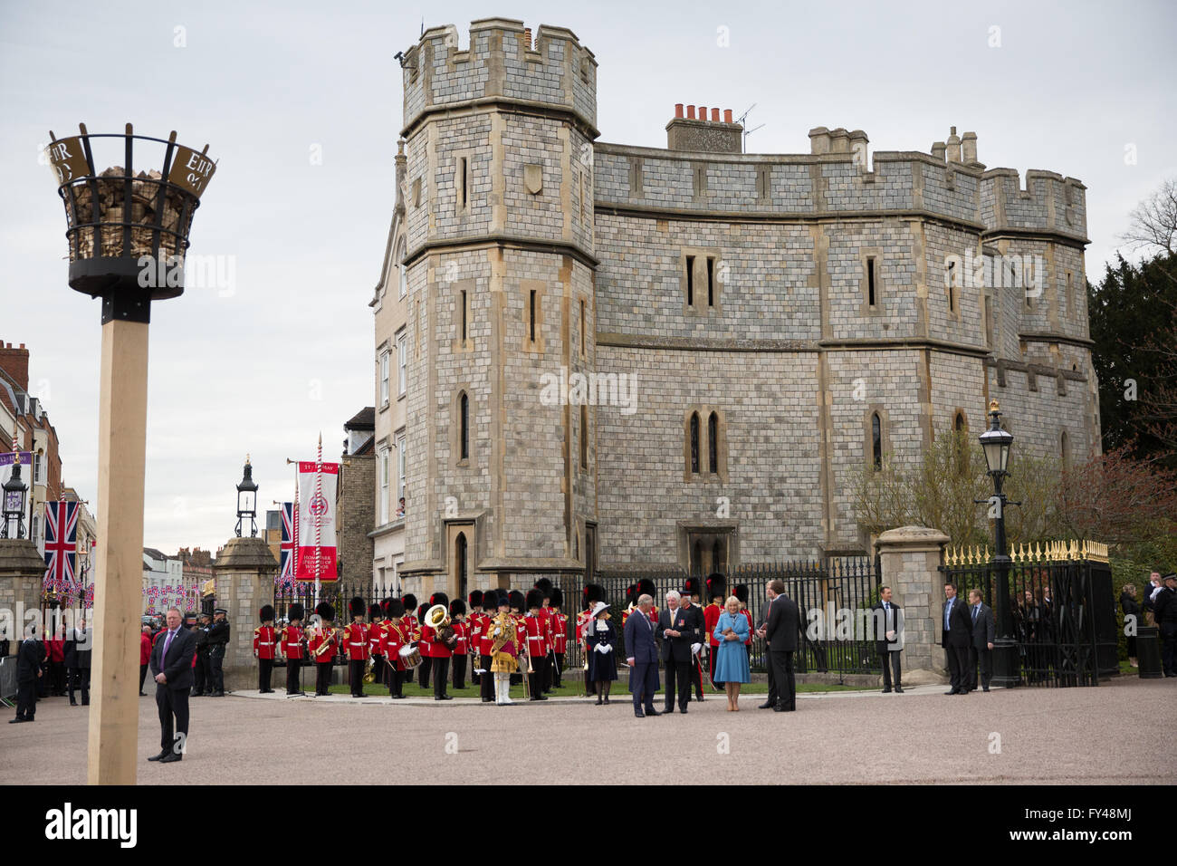 Windsor, Royaume-Uni. 21 avril, 2016. Le Prince de Galles et la duchesse de Cornwall à se préparer à accueillir la Reine lors de son arrivée à la première lumière de 900 balises dans la célébration de son 90ème anniversaire. Credit : Mark Kerrison/Alamy Live News Banque D'Images