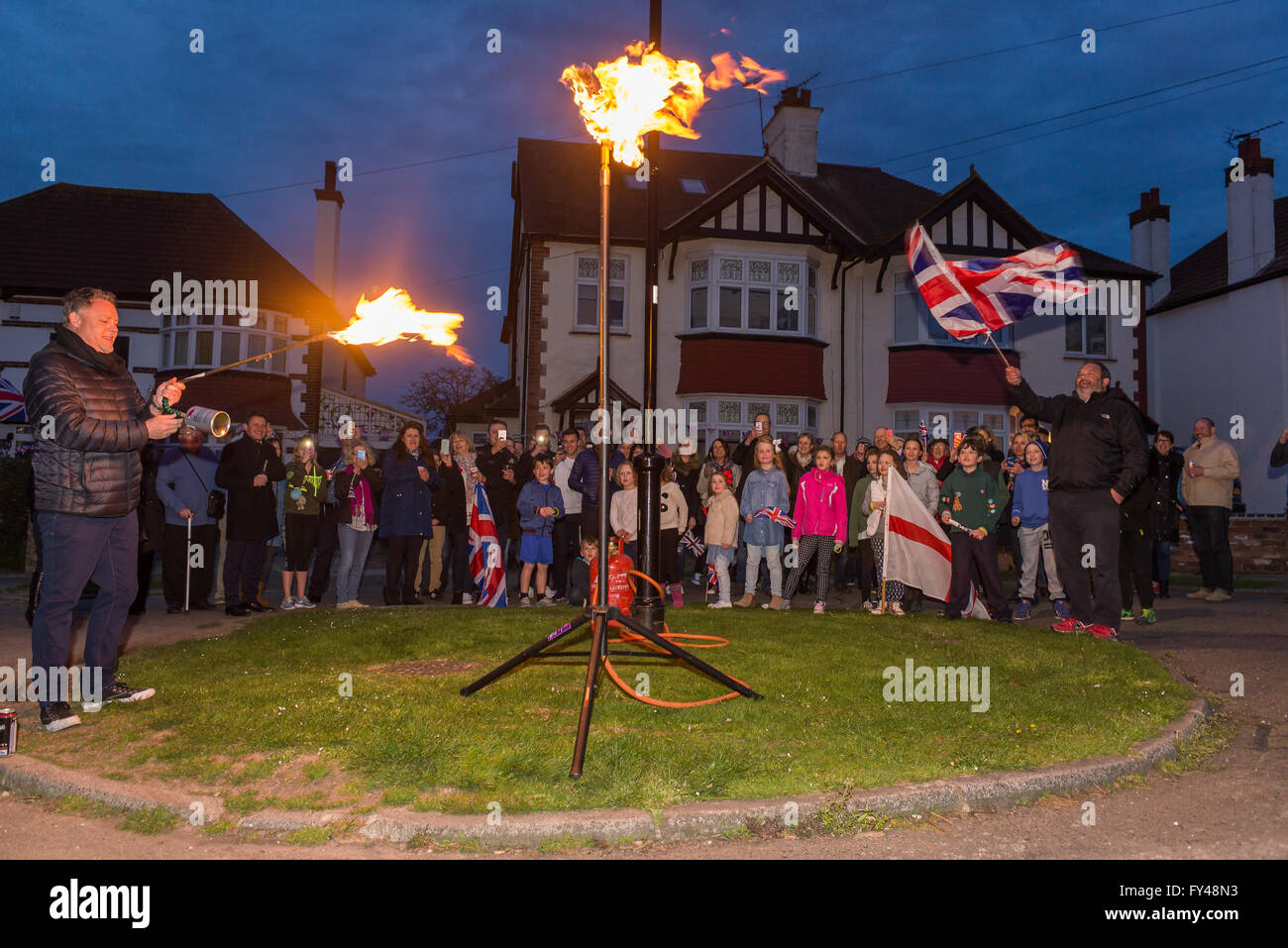 Leigh-on-Sea, Royaume-Uni, le 21 avril 2016. Les habitants de la rue un éclairage Hamboro beacon officiel au nom de Leigh-on-Sea et de Southend-on-Sea, pour célébrer le 90e anniversaire de la Reine Crédit : Terence Mendoza/Alamy Live News Banque D'Images