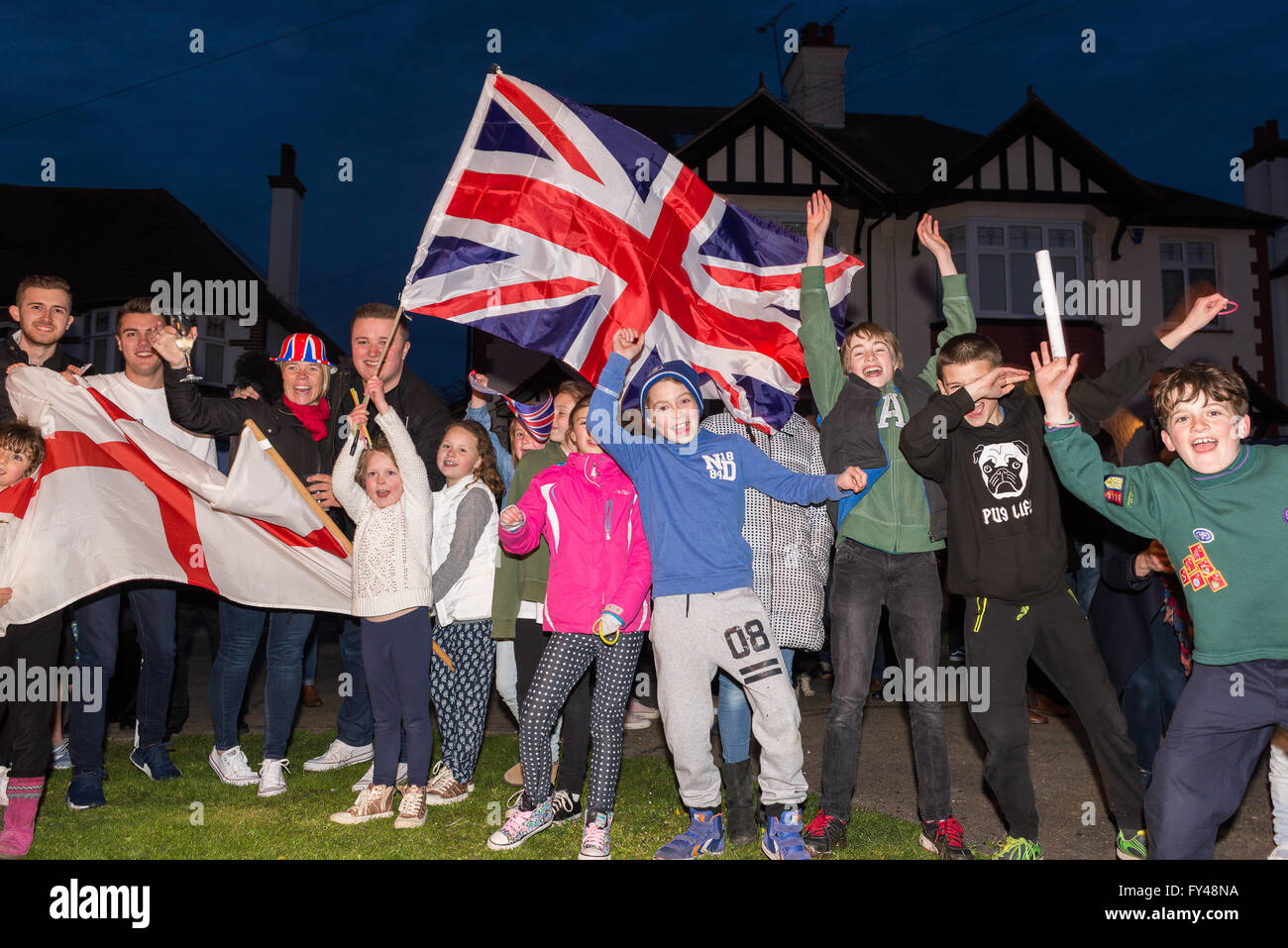 Leigh-on-Sea, Royaume-Uni, le 21 avril 2016. Les habitants de la rue un éclairage Hamboro beacon officiel au nom de Leigh-on-Sea et de Southend-on-Sea, pour célébrer le 90e anniversaire de la Reine Crédit : Terence Mendoza/Alamy Live News Banque D'Images