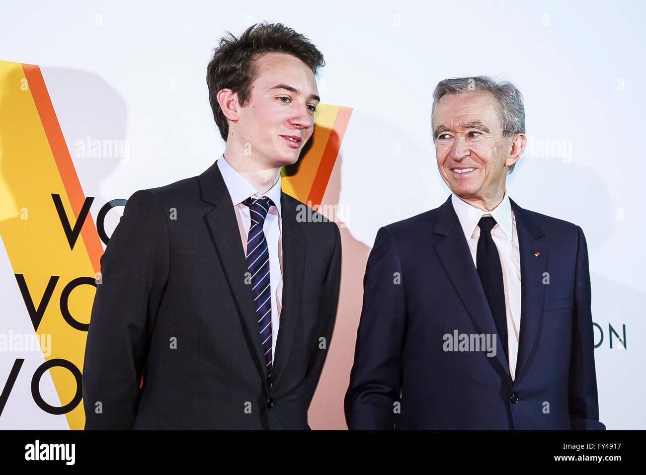 Tokyo, Japon. Apr 21, 2016. (L à R) Bernard Arnault Président et directeur général de la géant de luxe LVMH Moet Hennessy Louis Vuitton et son fils Frédéric Arnault poser pour les caméras au cours de la célébration d'ouverture de Louis Vuitton's ''Volez, Voyagez, Voguez'' exposition le 21 avril 2016, Tokyo, Japon. Après une exécution réussie à Paris, la marque de mode de luxe apporte maintenant la tranche pour Tokyo, qui retrace l'histoire de Louis Vuitton de 1854 à aujourd'hui. Quelques 1 000 objets, y compris les lignes réseau rares, photographies et cartes clients manuscrite sera affiché. Chambre japonaise sera mis en place spécialement pour le Japon, Banque D'Images