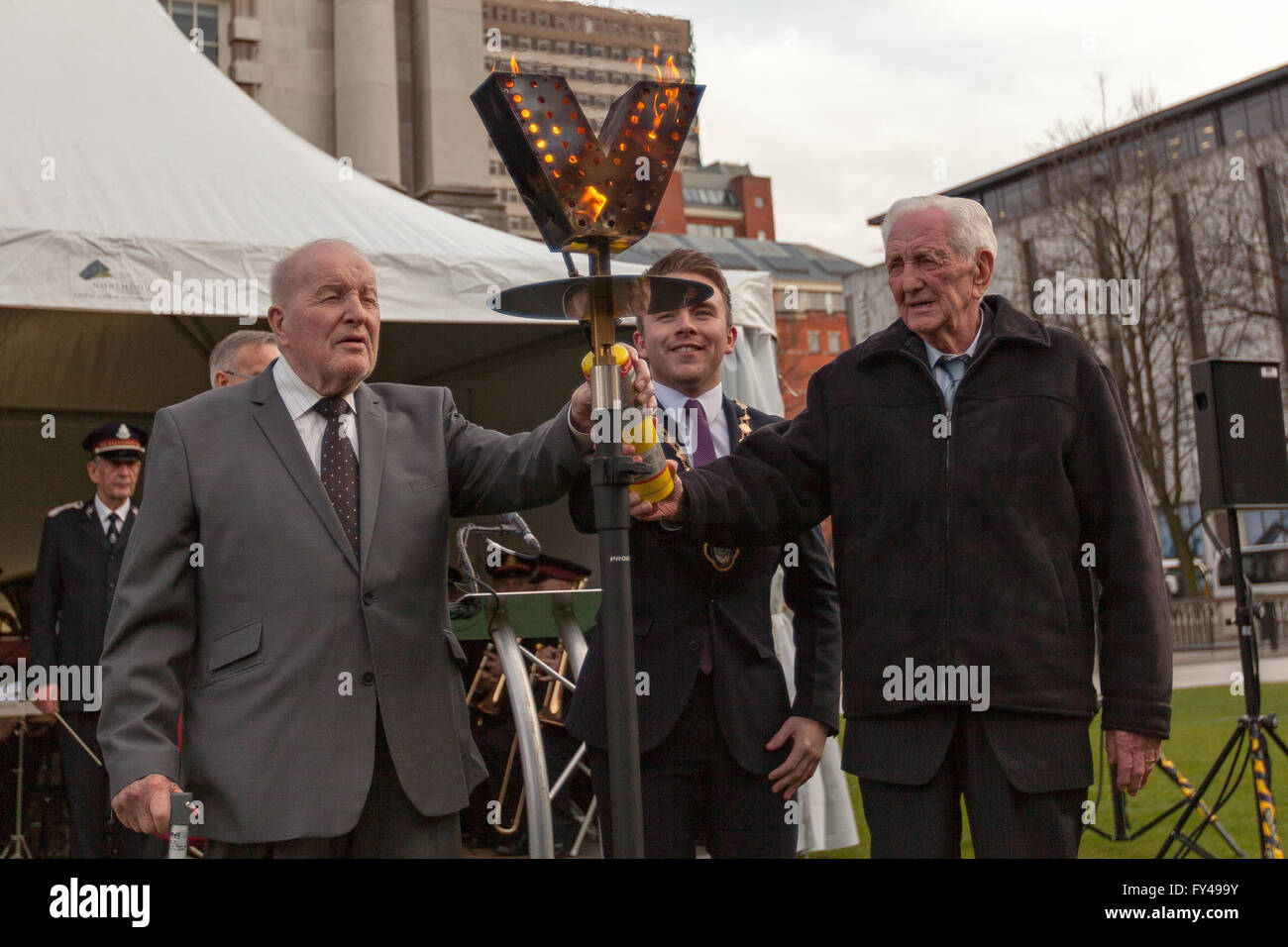 Belfast, Royaume-Uni, Europe. 21 avril 2016. Maire adjoint Conseiller municipal Guy Spence (c) entre Albert Moore (L) Austin Henderson (R) qui partagent son anniversaire avec la reine de la balise d'éclairage. Dans la célébration de Sa Majesté la reine 90e anniversaire dans le parc de Belfast City Hall Crédit : Bonzo/Alamy Live News Banque D'Images