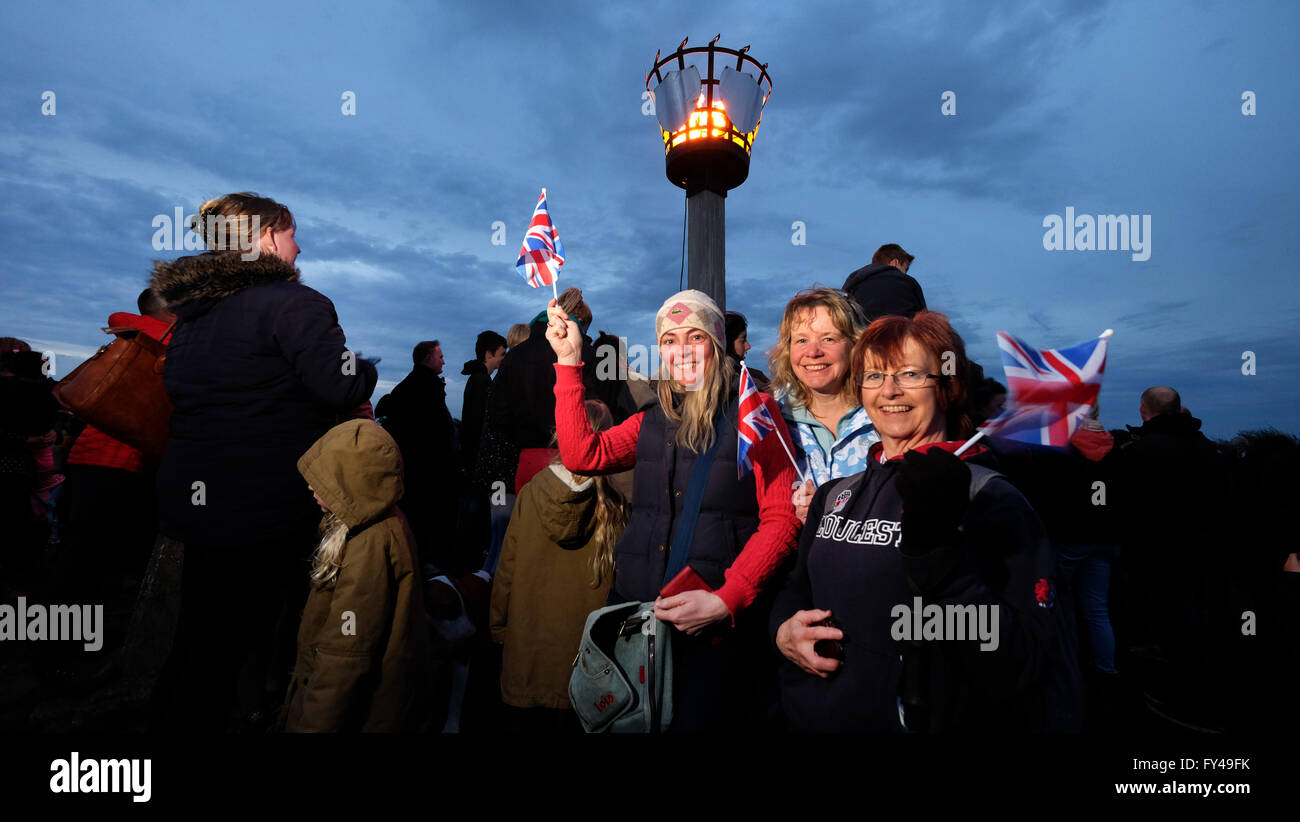 90e anniversaire de la Reine l'éclairage gyrophares sur Robinswood Hill, Gloucester, Gloucestershire, Royaume-Uni 21 avril 2016. Un phare a été allumé sur Robinswood Hill Country Park, dans le cadre de célébrations de l'anniversaire de la Reine. Les sections locales s'est joint au conseil des dignitaires et a chanté joyeux anniversaire et l'hymne national. Credit : Gavin Crilly/Alamy Live News Banque D'Images