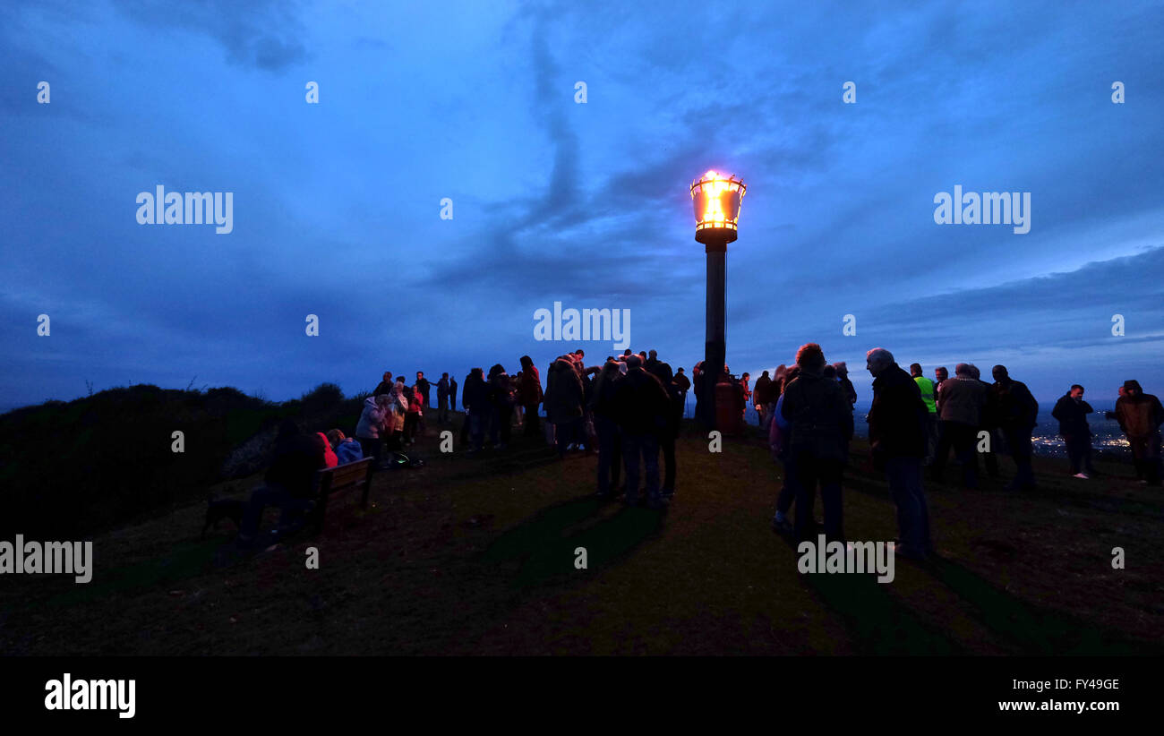 90e anniversaire de la Reine l'éclairage gyrophares sur Robinswood Hill, Gloucester, Gloucestershire, Royaume-Uni 21 avril 2016. Un phare a été allumé sur Robinswood Hill Country Park, dans le cadre de célébrations de l'anniversaire de la Reine. Les sections locales s'est joint au conseil des dignitaires et a chanté joyeux anniversaire et l'hymne national. Credit : Gavin Crilly/Alamy Live News Banque D'Images