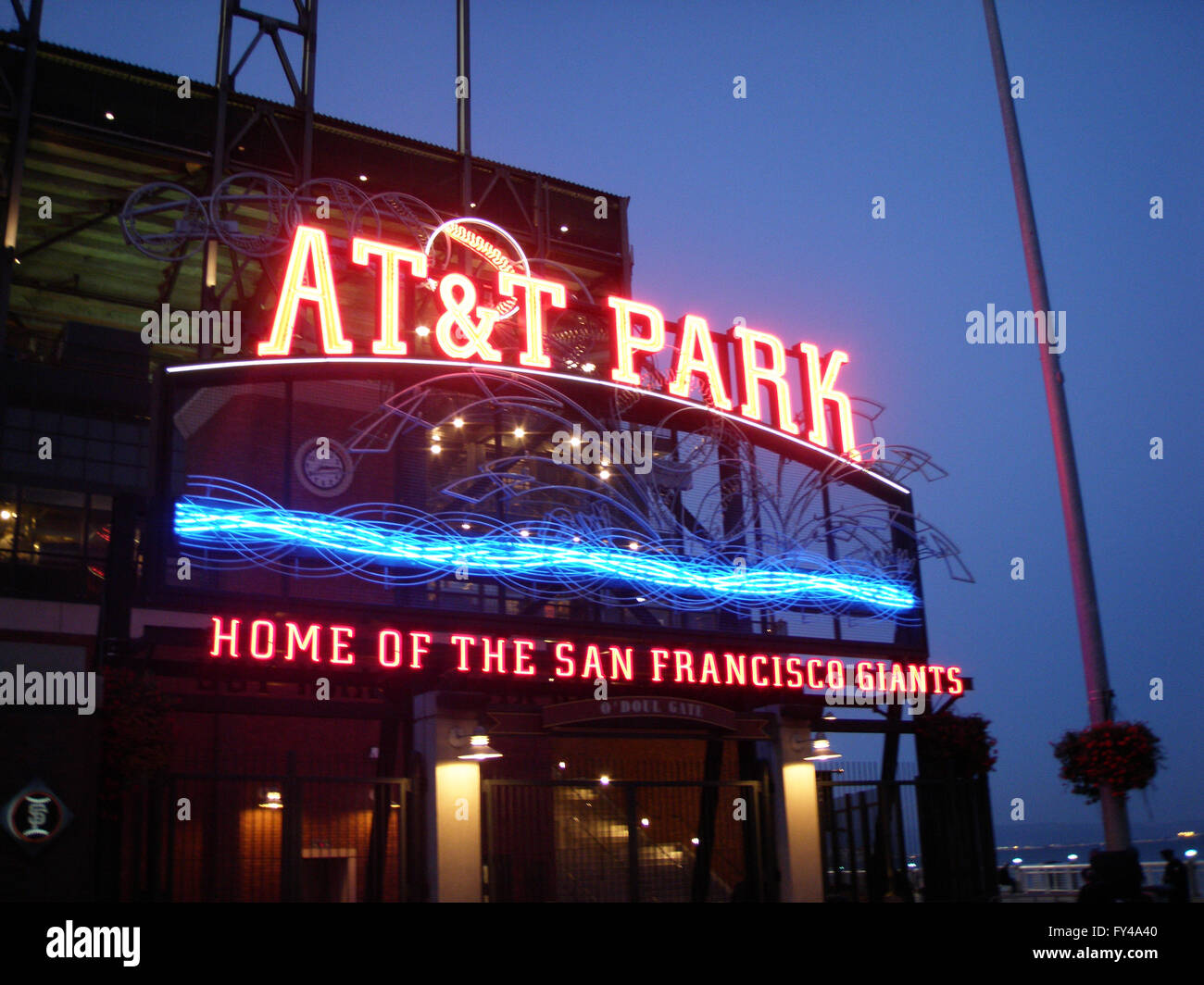 SAN FRANCISCO - Le 28 avril : AT&T Park - Home of the Giants - Neon Sign dans la nuit avec un contrôle visuel de l'eau pris le 28 avril 2009 à att Park à San Francisco en Californie. Banque D'Images