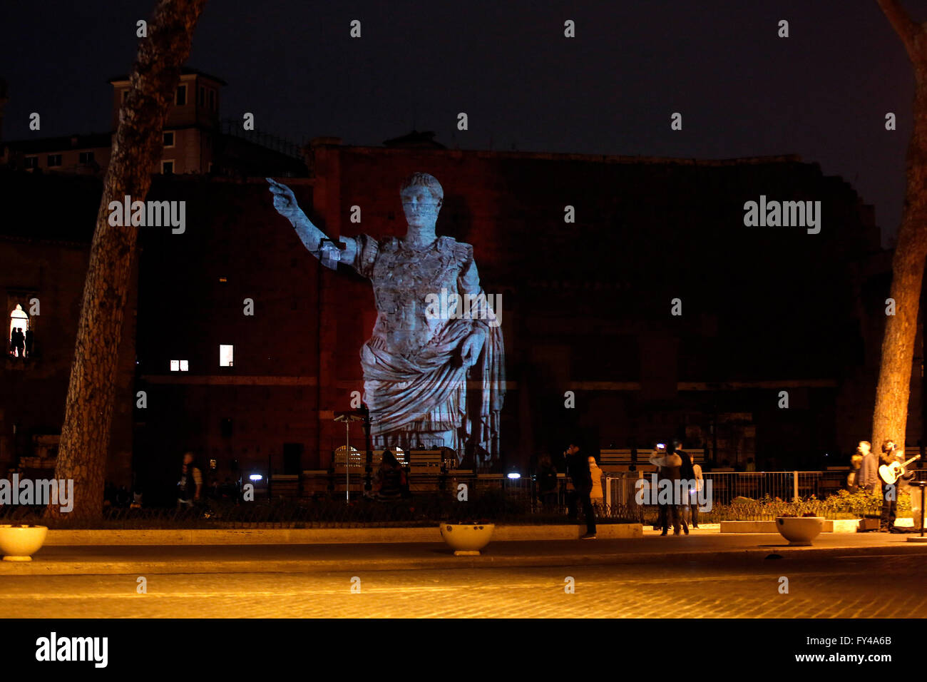 Rome, 21 avril 2016. Un nouveau système d'éclairage pour le Forums Impériaux, à l'occasion du 2.769e anniversaire de la ville. Samantha Zucchi Insidefoto Photo Banque D'Images