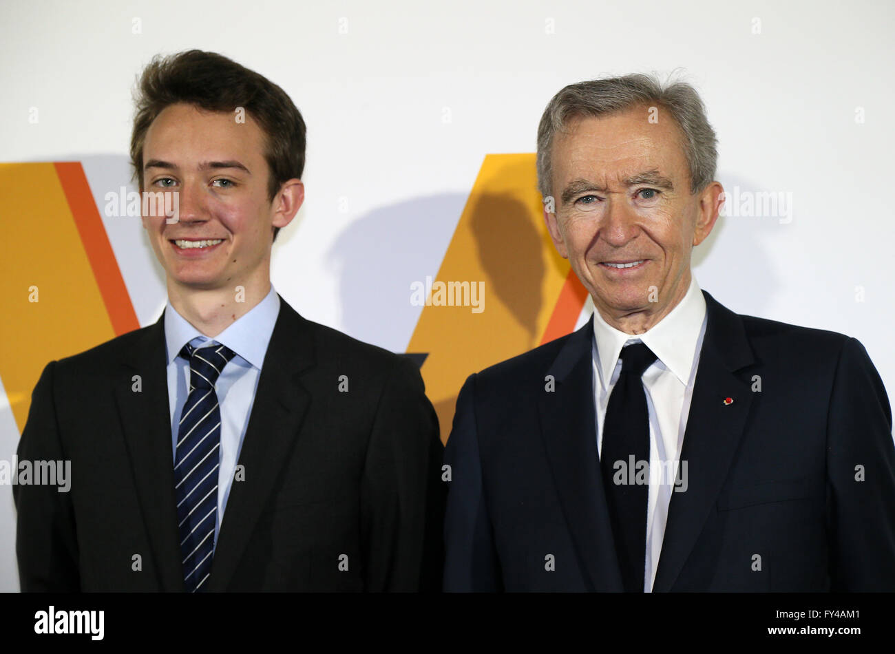 Tokyo, Japon. Apr 21, 2016. La marque de luxe française président-directeur général du groupe LVMH Bernard Arnault (R) sourit avec son fils Antoine lors d'un appel de la photo pour l'accueil de Louis Vuitton's art exposition à Tokyo le jeudi 21 avril, 2016. French luxury barnd Luis Vuitton tiendra l'exposition 'Volez, Voyagez, Voguez' à Tokyo du 23 avril à juin 19. Credit : Yoshio Tsunoda/AFLO/Alamy Live News Banque D'Images