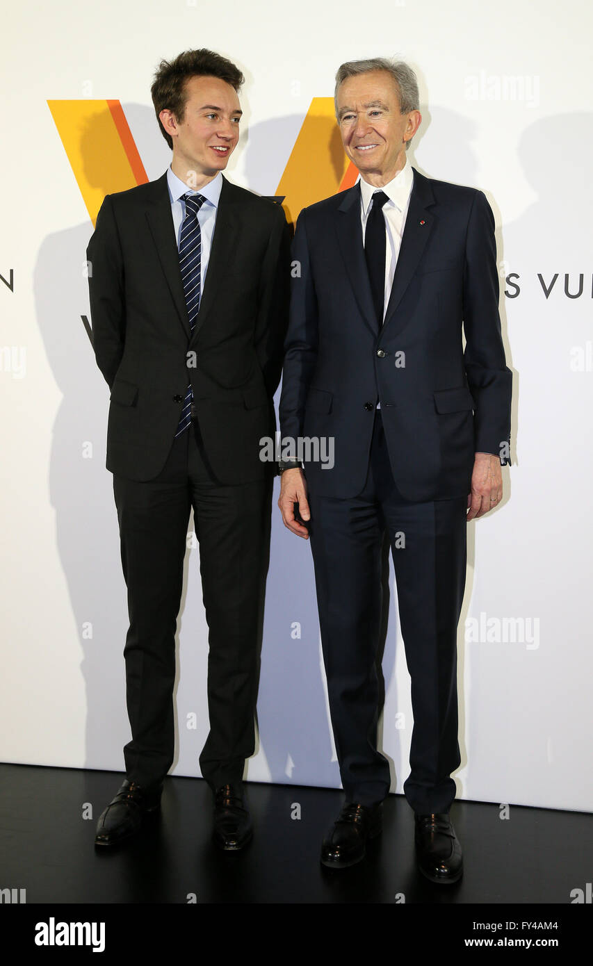 Tokyo, Japon. Apr 21, 2016. La marque de luxe française président-directeur général du groupe LVMH Bernard Arnault (R) sourit avec son fils Antoine lors d'un appel de la photo pour l'accueil de Louis Vuitton's art exposition à Tokyo le jeudi 21 avril, 2016. French luxury barnd Luis Vuitton tiendra l'exposition 'Volez, Voyagez, Voguez' à Tokyo du 23 avril à juin 19. Credit : Yoshio Tsunoda/AFLO/Alamy Live News Banque D'Images
