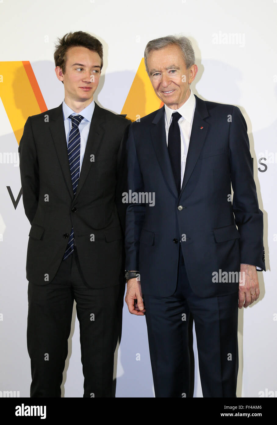 Tokyo, Japon. Apr 21, 2016. La marque de luxe française président-directeur général du groupe LVMH Bernard Arnault (R) sourit avec son fils Antoine lors d'un appel de la photo pour l'accueil de Louis Vuitton's art exposition à Tokyo le jeudi 21 avril, 2016. French luxury barnd Luis Vuitton tiendra l'exposition 'Volez, Voyagez, Voguez' à Tokyo du 23 avril à juin 19. Credit : Yoshio Tsunoda/AFLO/Alamy Live News Banque D'Images